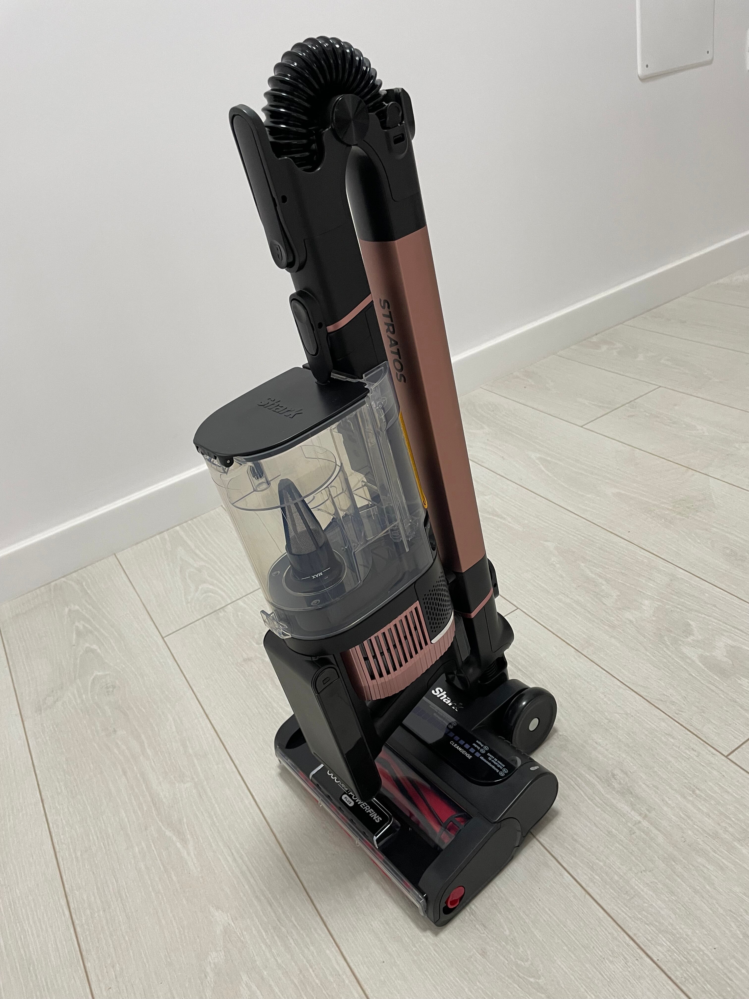 Aspirator fara fir cu tehnologie anti hair-wrap plus Shark IZ400EU, Flexology True Pet, 309 w, 25.2v autonimie pana la 60 de min, negru/rose