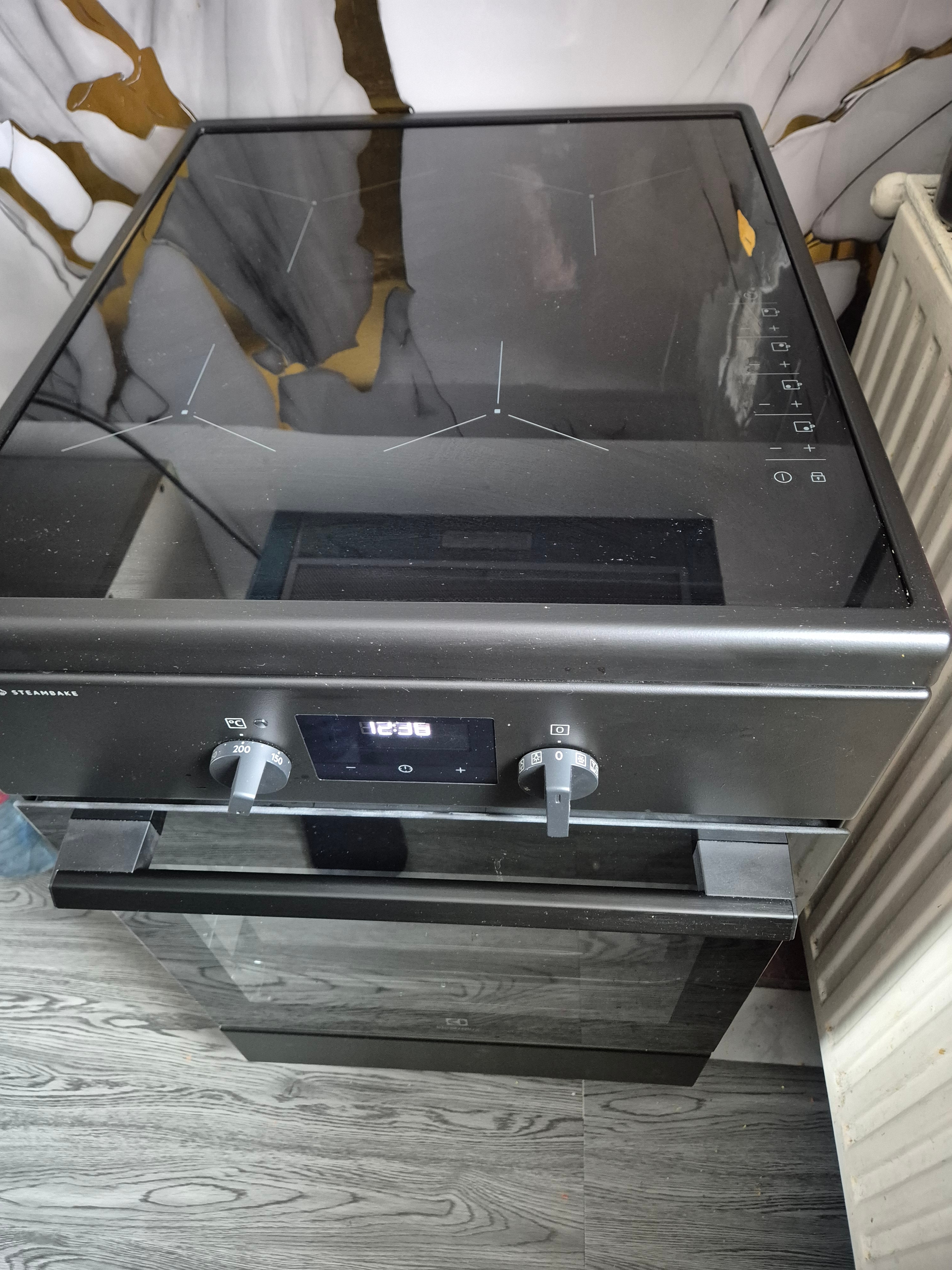 Aragaz Electrolux LKI564266K, Electric, Inductie, 4 zone de gatit, Booster, SteamBake, AirFry, Autocuratare catalitica, Timer electronic, Grill, Iluminare cuptor, Clasa A, Negru
