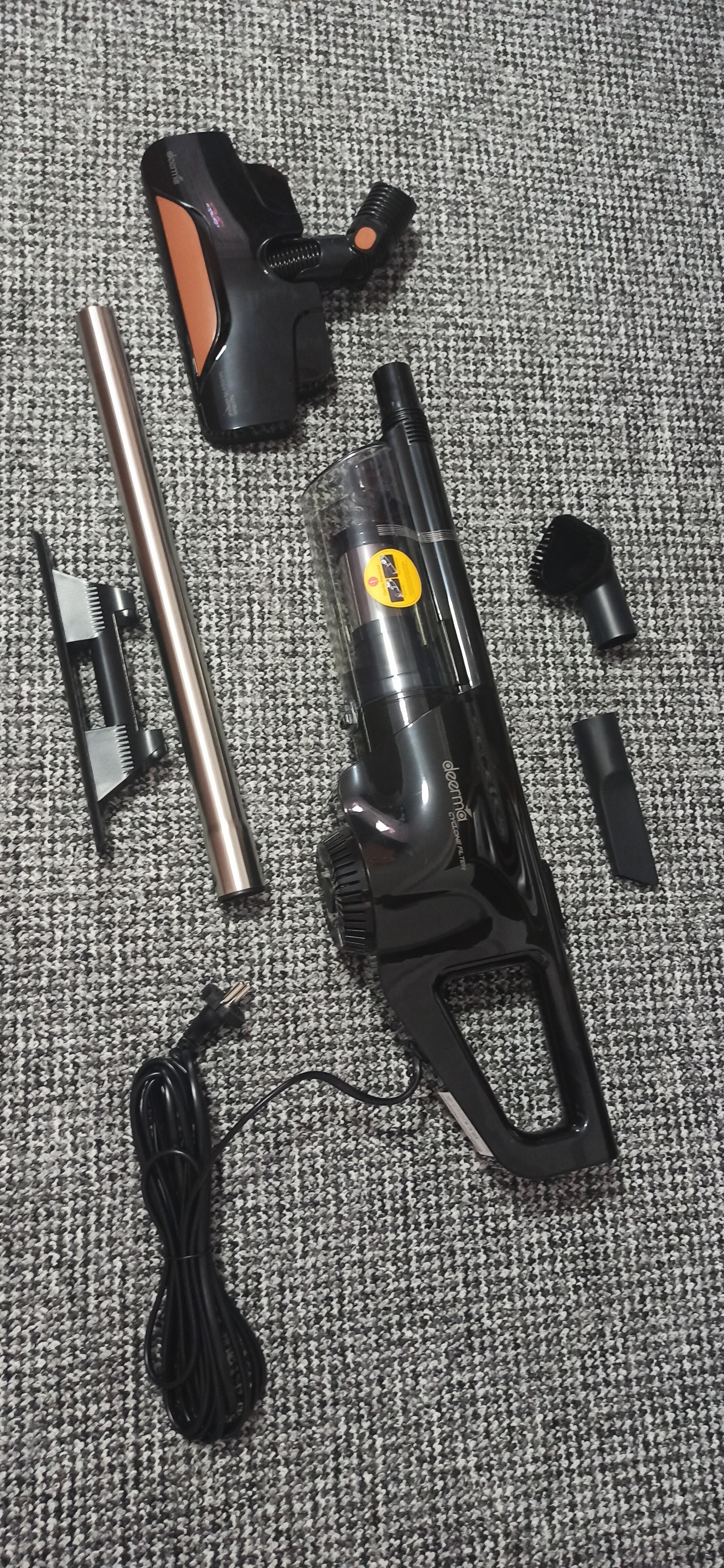 Aspirator vertical Deerma DX600, Cu fir, 600W, 16000Pa, Capacitate colectare 0.8L, Lungime cablu 4.5m, Negru