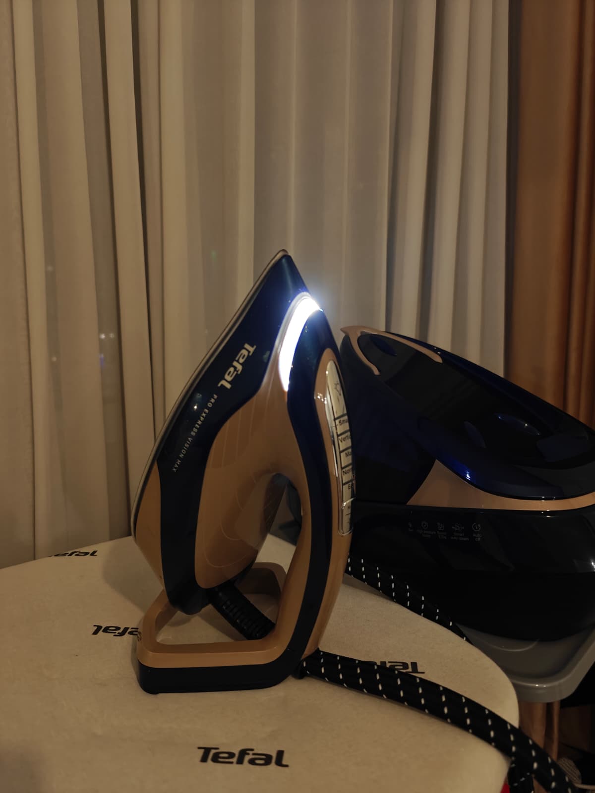 Statie de calcat cu abur Tefal Pro Express Vision Max GV9910E0, 3000W, 9 bari, jet de abur 820 g/min, abur variabil 0–215 g/min, abur vertical, iluminare LED, talpa Microsteam 400 HD, 5 setari, oprire automata, sistem antipicurare, albastru & bej