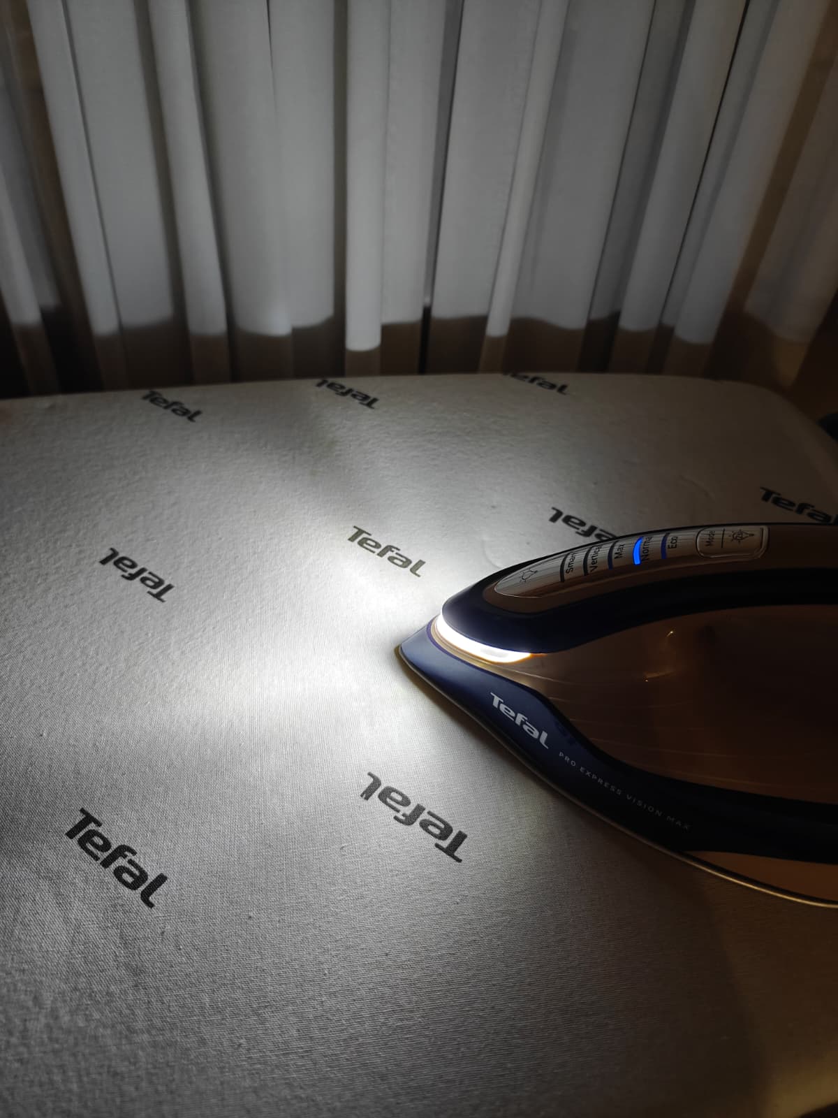 Statie de calcat cu abur Tefal Pro Express Vision Max GV9910E0, 3000W, 9 bari, jet de abur 820 g/min, abur variabil 0–215 g/min, abur vertical, iluminare LED, talpa Microsteam 400 HD, 5 setari, oprire automata, sistem antipicurare, albastru & bej