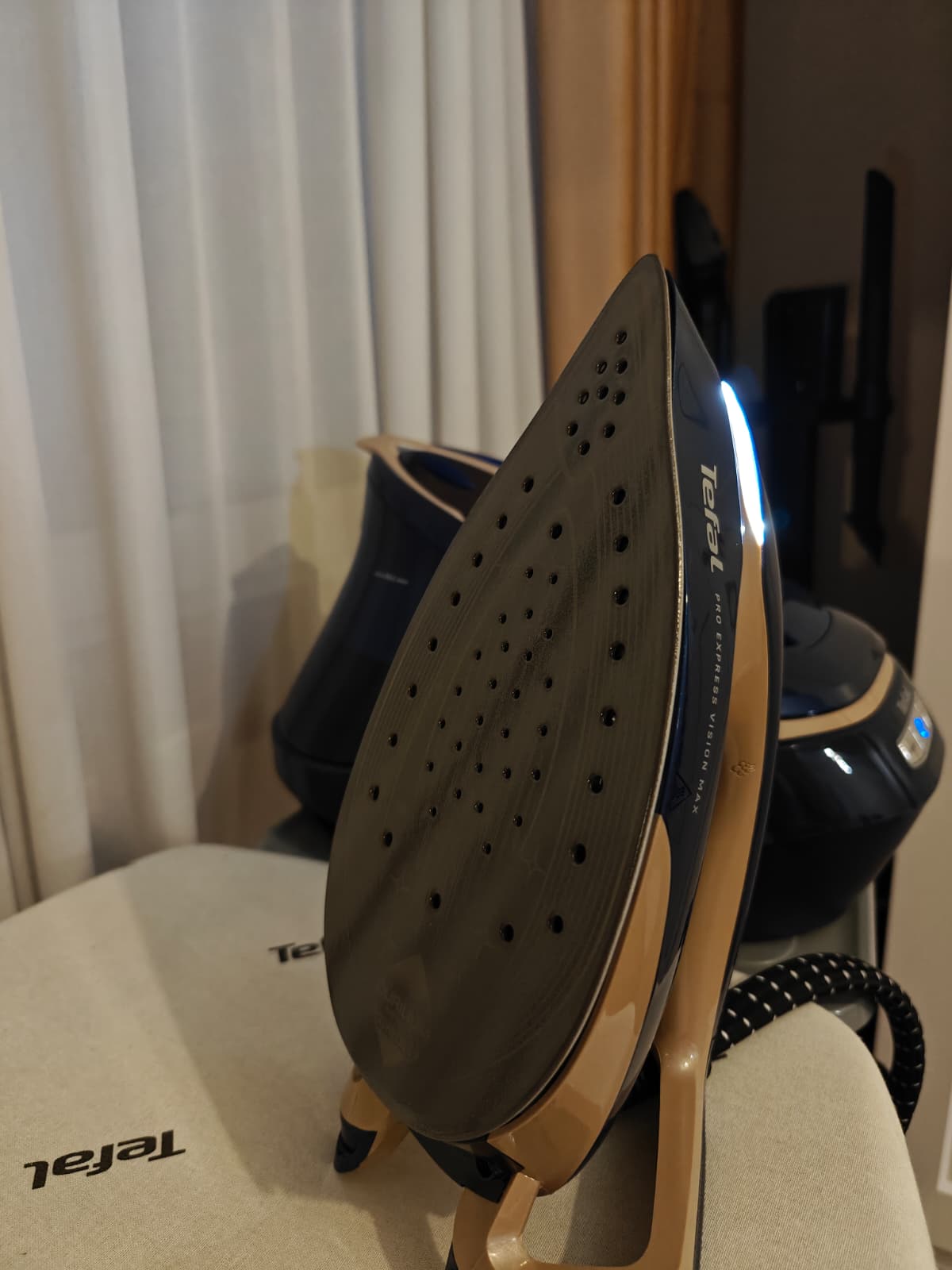 Statie de calcat cu abur Tefal Pro Express Vision Max GV9910E0, 3000W, 9 bari, jet de abur 820 g/min, abur variabil 0–215 g/min, abur vertical, iluminare LED, talpa Microsteam 400 HD, 5 setari, oprire automata, sistem antipicurare, albastru & bej