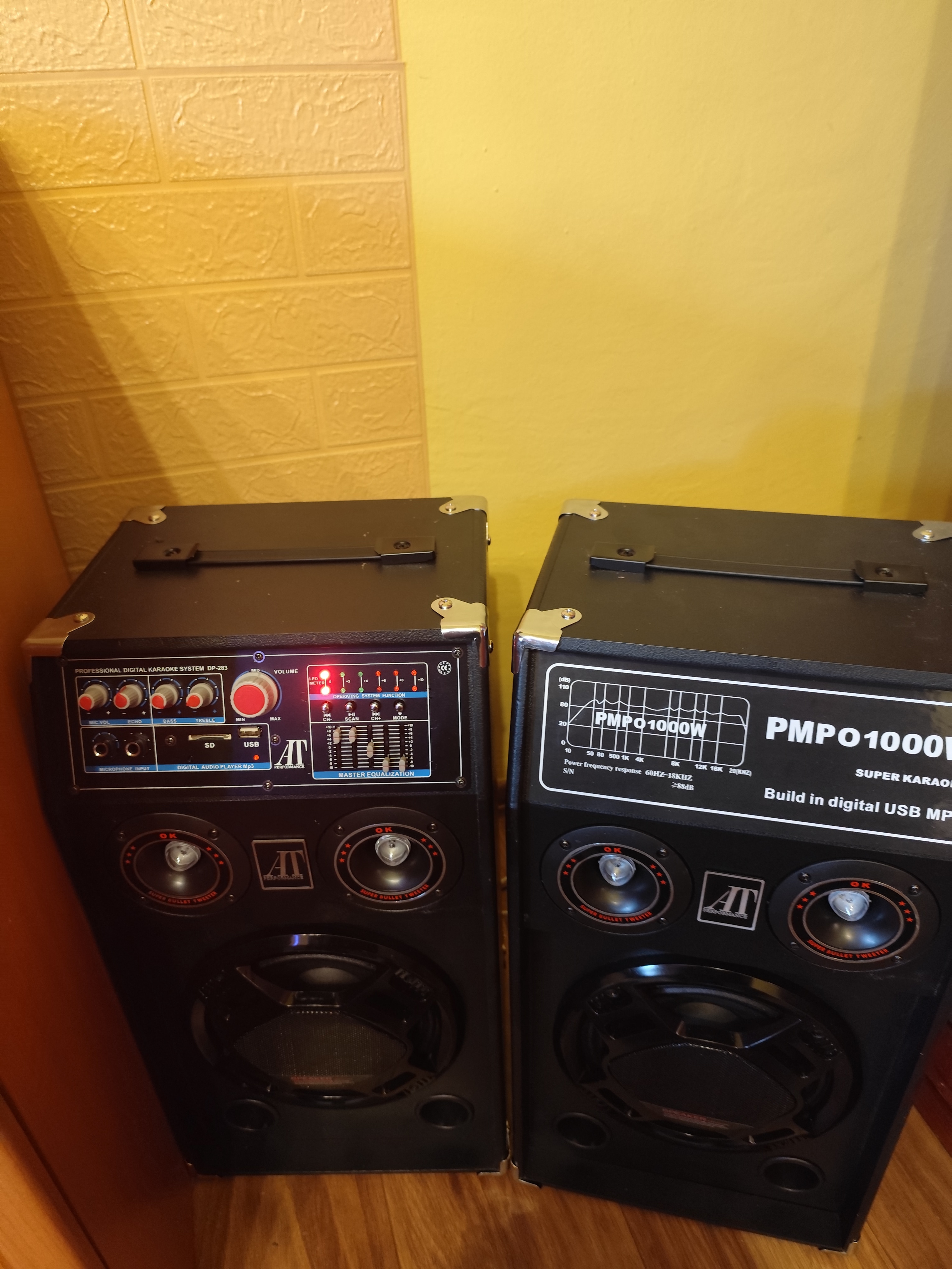 Sistem Audio Profesional AT-283 cu Bluetooth, USB, Radio FM si Karaoke – 1000W