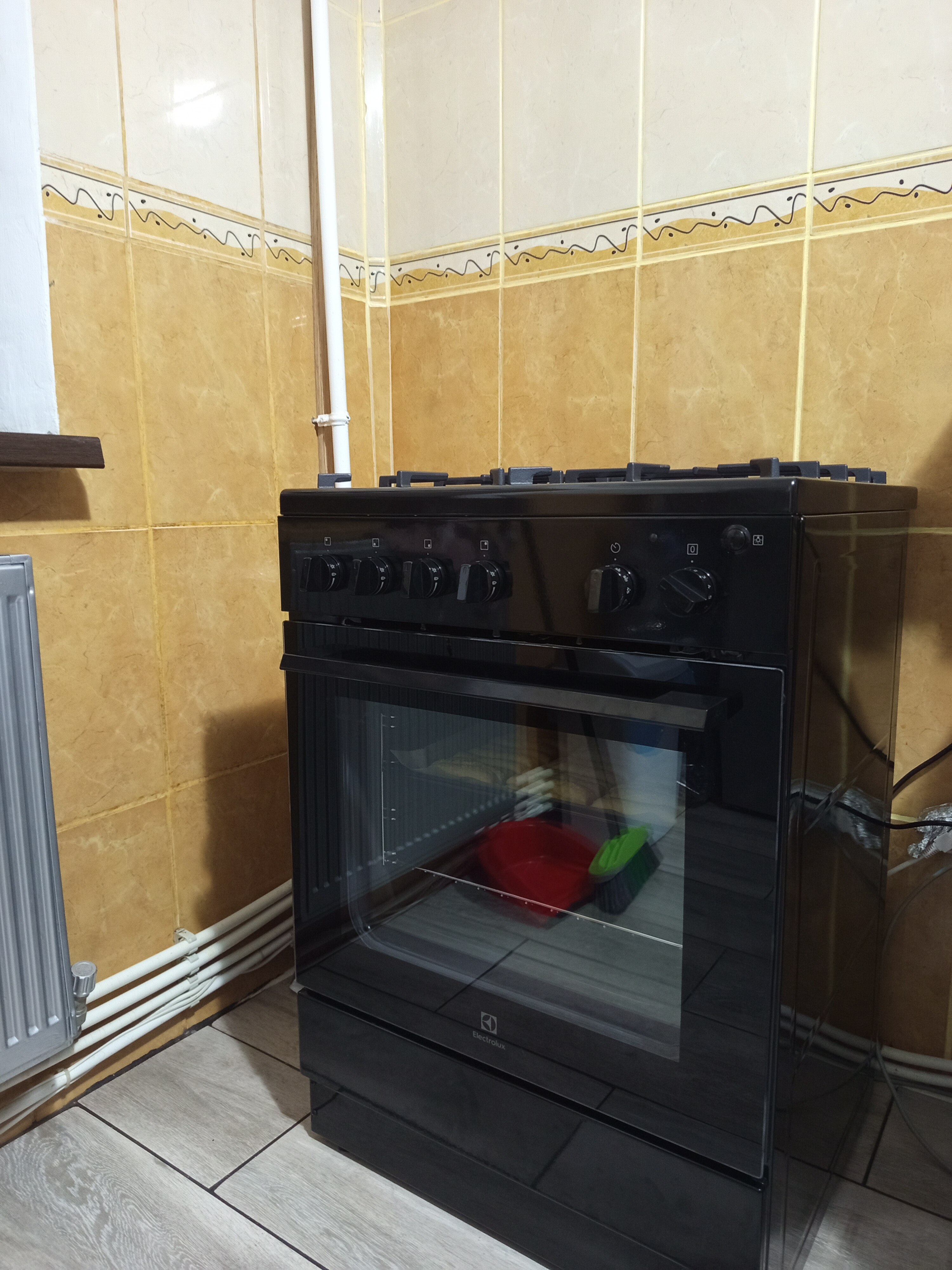 Aragaz Electrolux LKG604013X, Gaz, 4 arzatoare, Aprindere integrata plita si cuptor, Siguranta plita si cuptor, Autocuratare catalitica, Grill electric, Rotisor, Clasa A, 60 cm, Inox antiamprenta