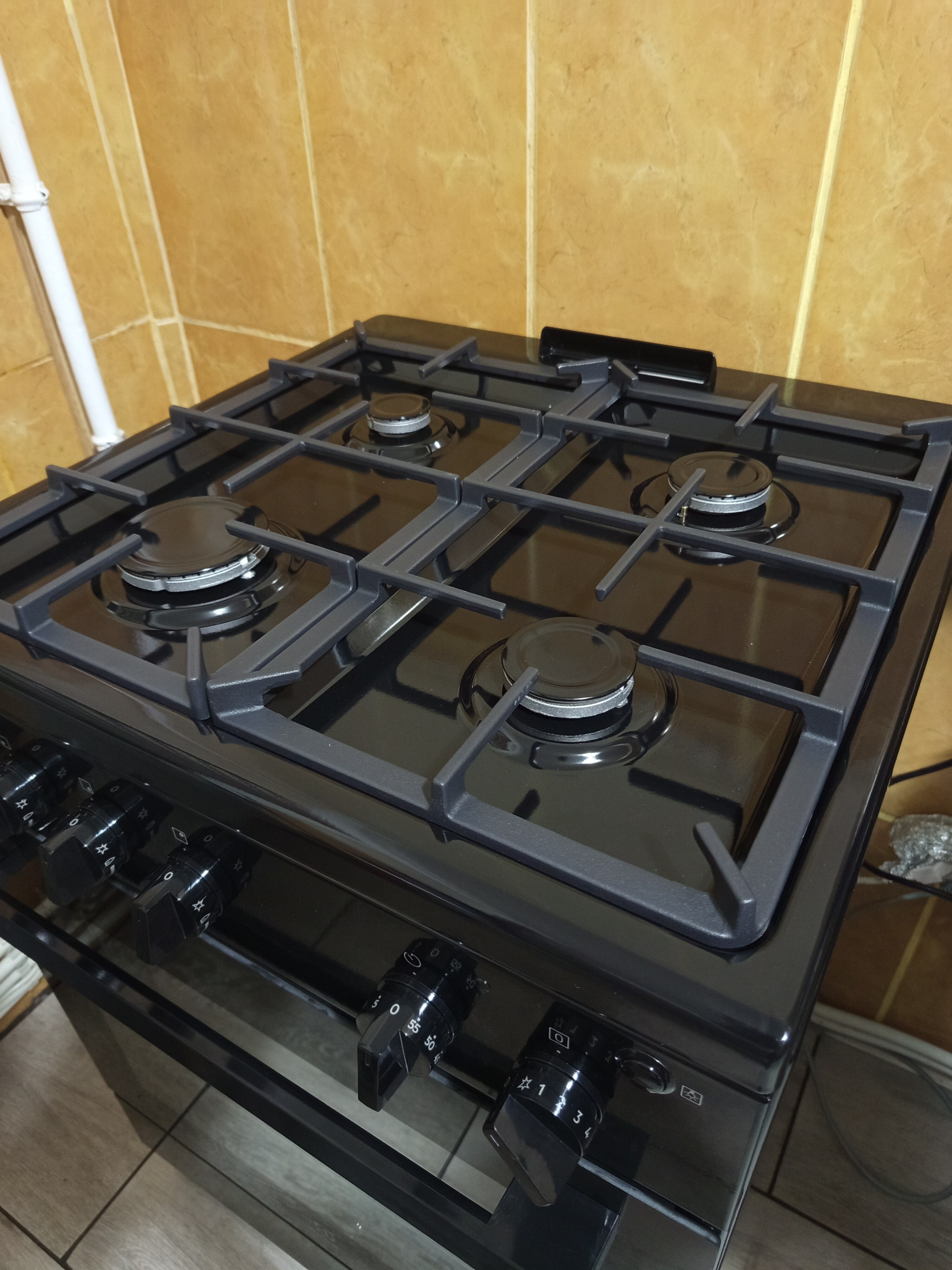 Aragaz Electrolux LKG604013X, Gaz, 4 arzatoare, Aprindere integrata plita si cuptor, Siguranta plita si cuptor, Autocuratare catalitica, Grill electric, Rotisor, Clasa A, 60 cm, Inox antiamprenta