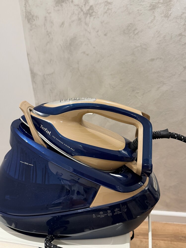 Statie de calcat cu abur Tefal Pro Express Vision Max GV9910E0, 3000W, 9 bari, jet de abur 820 g/min, abur variabil 0–215 g/min, abur vertical, iluminare LED, talpa Microsteam 400 HD, 5 setari, oprire automata, sistem antipicurare, albastru & bej