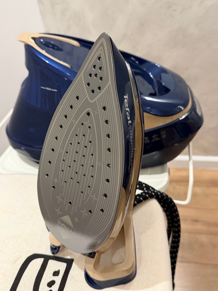Statie de calcat cu abur Tefal Pro Express Vision Max GV9910E0, 3000W, 9 bari, jet de abur 820 g/min, abur variabil 0–215 g/min, abur vertical, iluminare LED, talpa Microsteam 400 HD, 5 setari, oprire automata, sistem antipicurare, albastru & bej