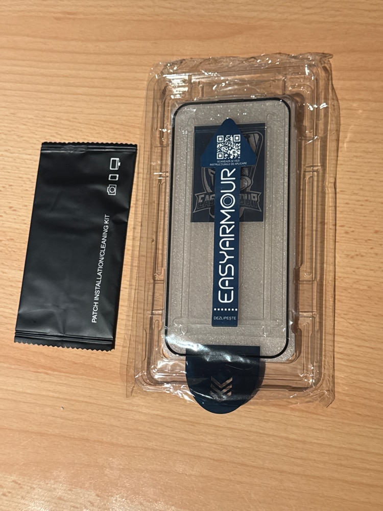 Set 2 x Folie Sticla pentru iPhone 15 Pro, cu Kit Montaj Automat pentru Aplicare Usoara si Rapida, Fara Bule, Margini Negre, Rezistenta la Socuri (9H), EasyArmour