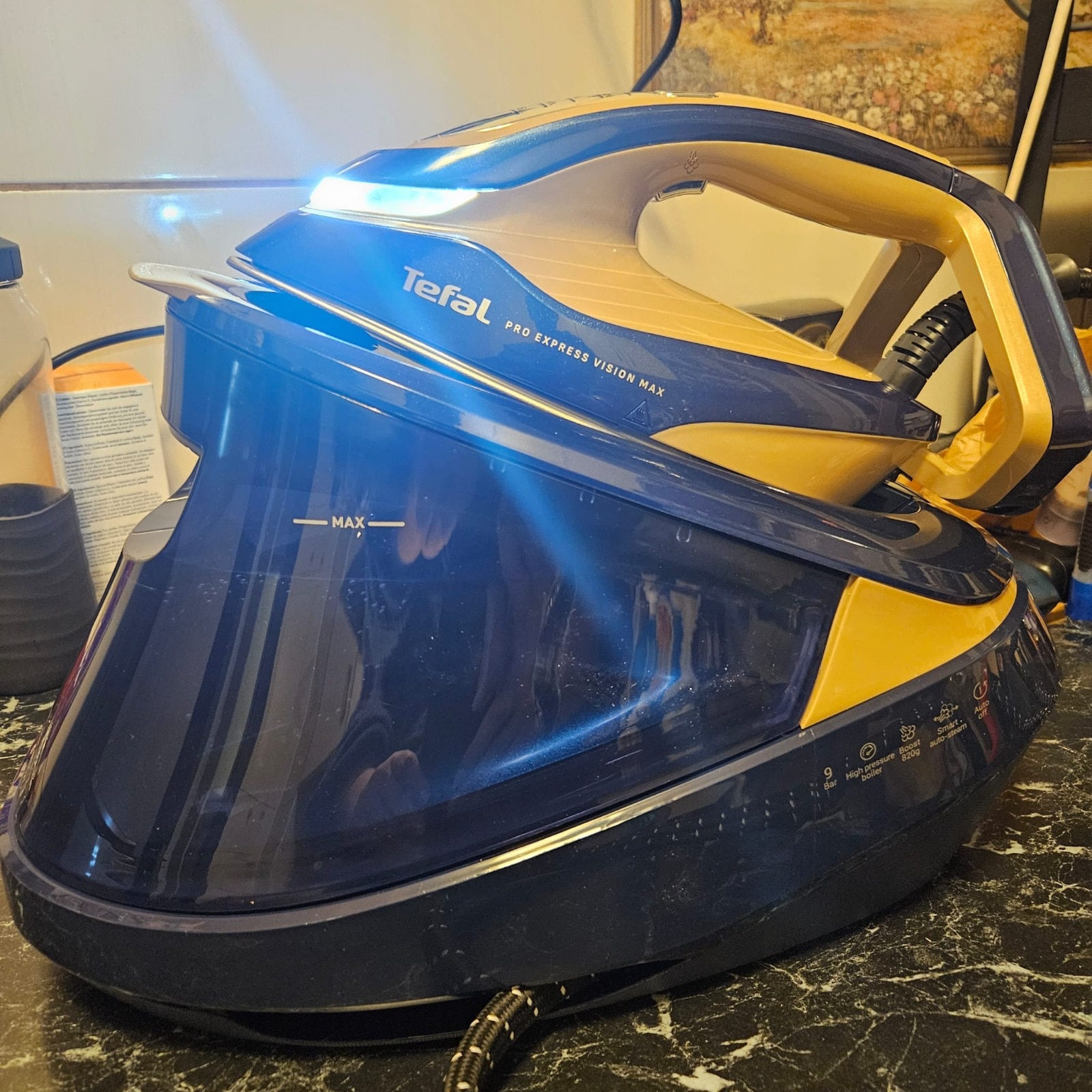 Statie de calcat cu abur Tefal Pro Express Vision Max GV9910E0, 3000W, 9 bari, jet de abur 820 g/min, abur variabil 0–215 g/min, abur vertical, iluminare LED, talpa Microsteam 400 HD, 5 setari, oprire automata, sistem antipicurare, albastru & bej