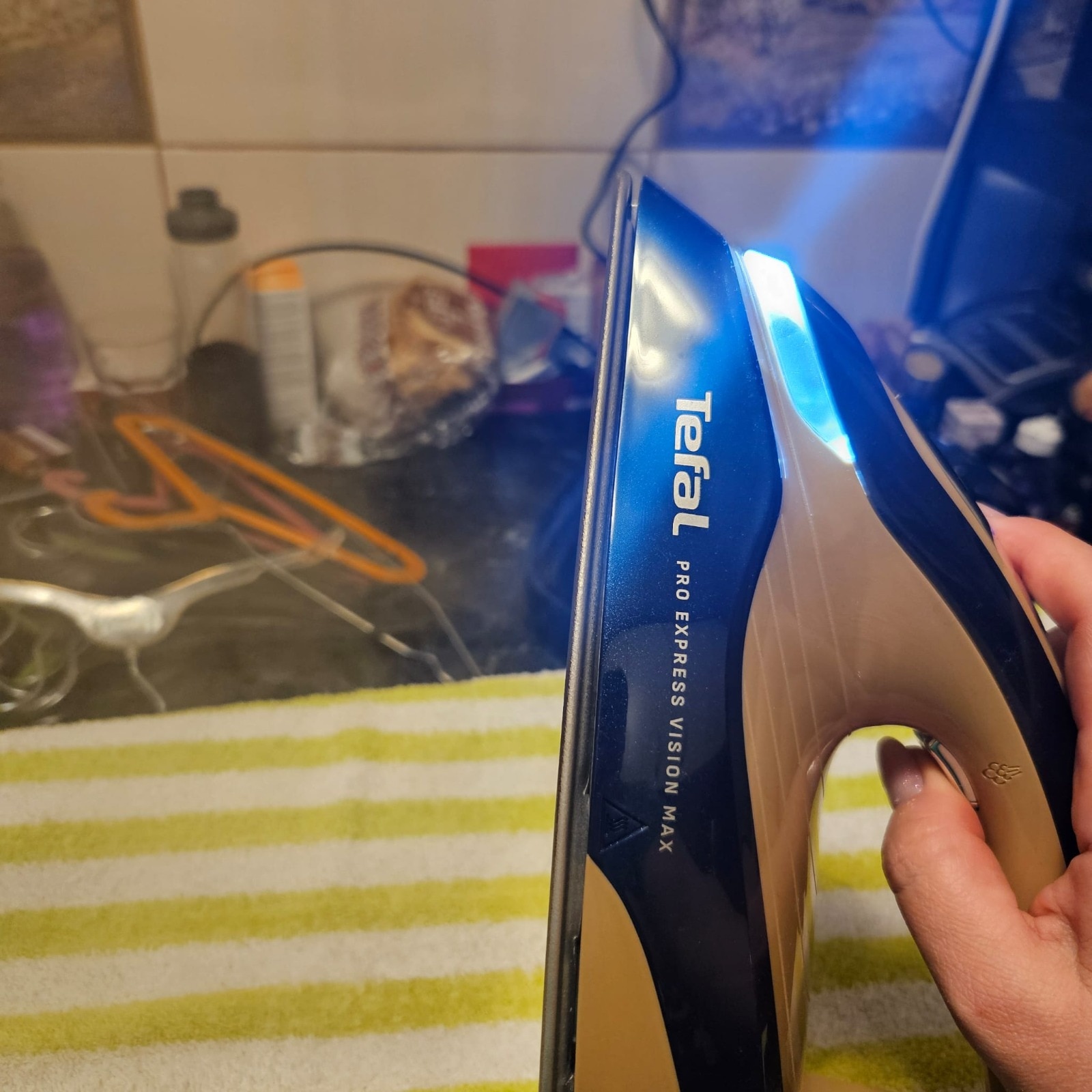 Statie de calcat cu abur Tefal Pro Express Vision Max GV9910E0, 3000W, 9 bari, jet de abur 820 g/min, abur variabil 0–215 g/min, abur vertical, iluminare LED, talpa Microsteam 400 HD, 5 setari, oprire automata, sistem antipicurare, albastru & bej