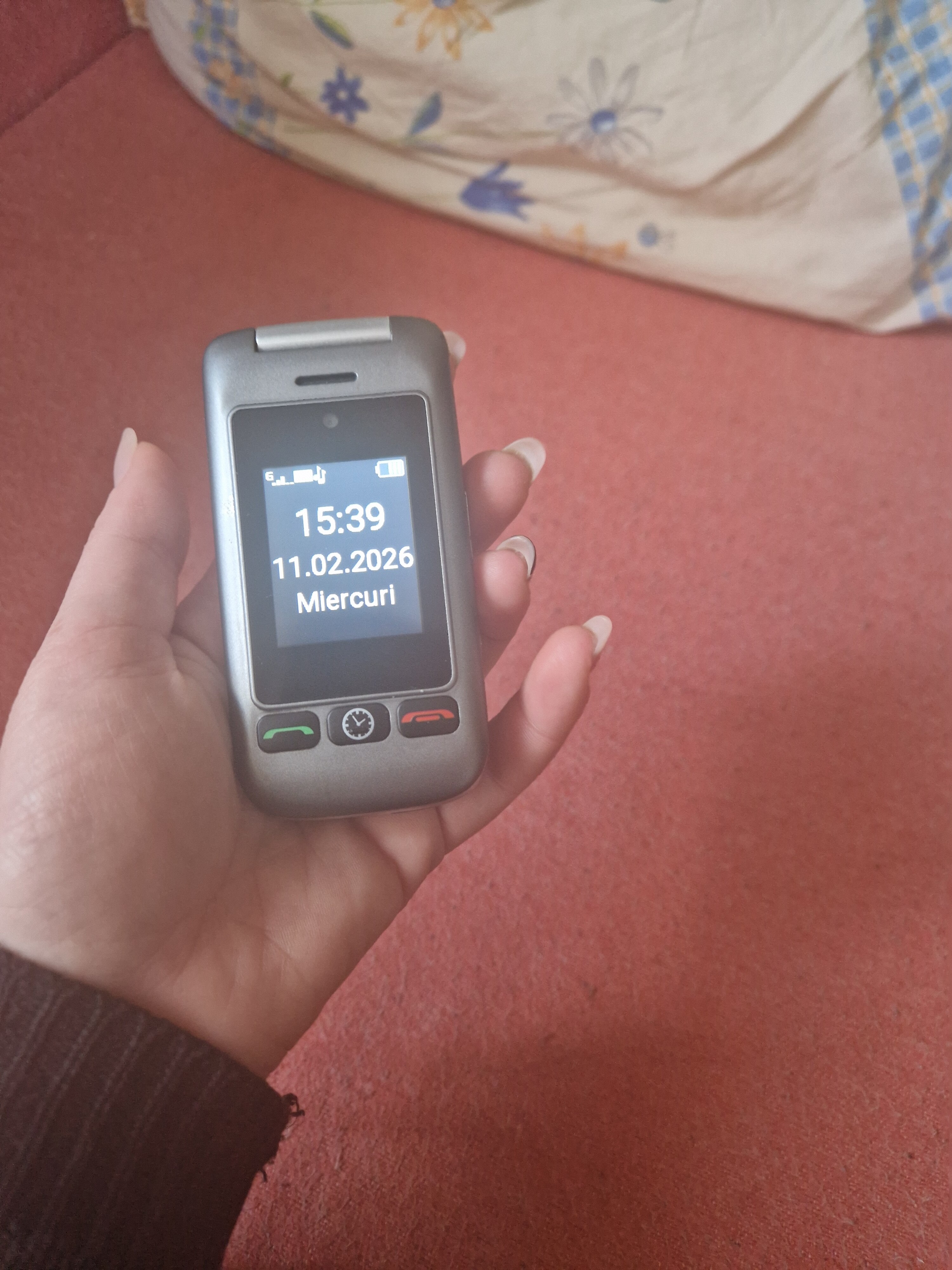 Telefon mobil cu clapeta pentru seniori, meniu in limba Romana, Display dublu, Stand incarcare, Retea 4G, Taste mari, Buton SOS, Micro SIM, Baterie 1300 mAh, usor de folosit pentru varstnici, pensionari si bunici, Functie Apelare Rapida, Ecran 6.1 cm