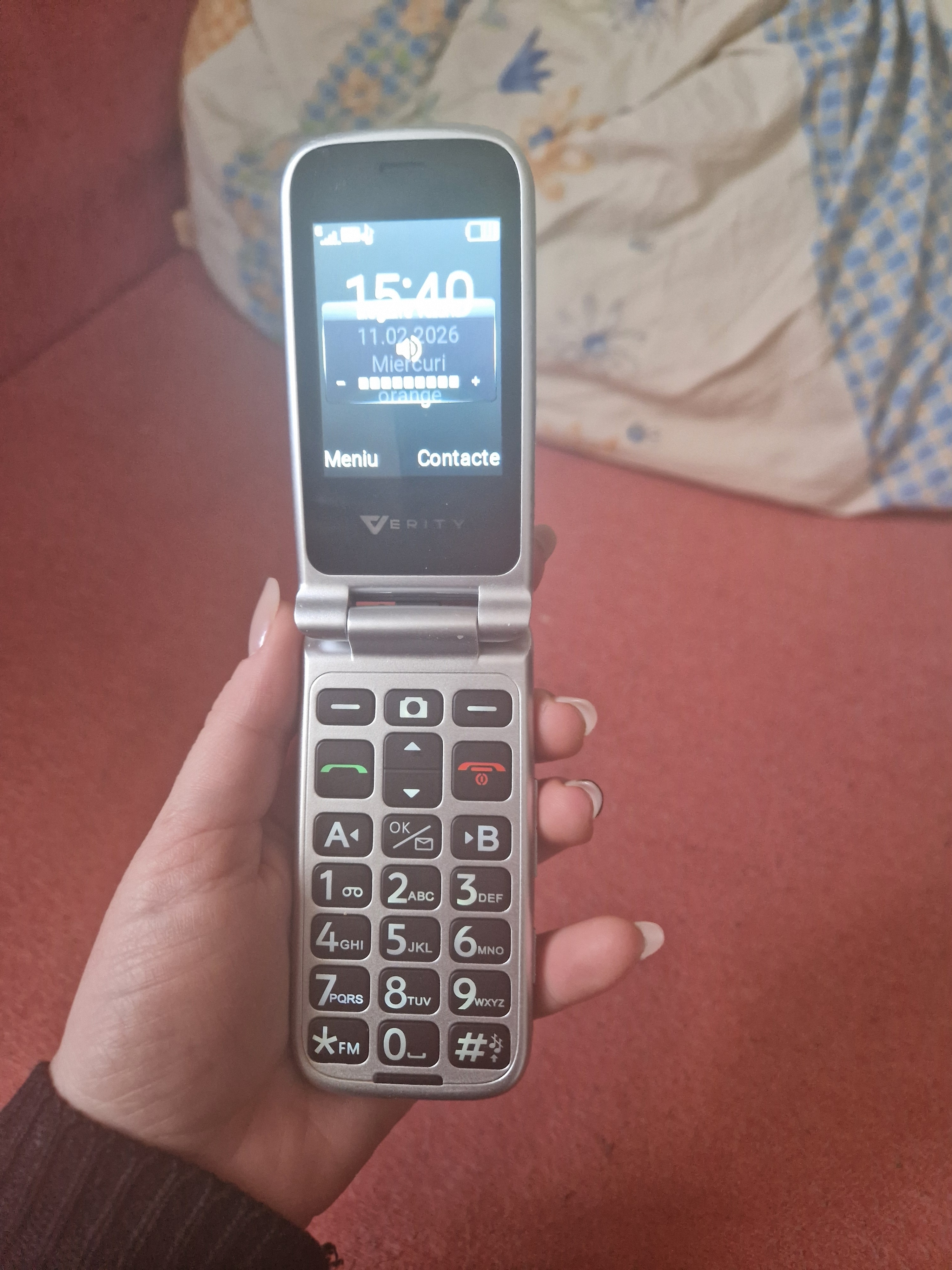 Telefon mobil cu clapeta pentru seniori, meniu in limba Romana, Display dublu, Stand incarcare, Retea 4G, Taste mari, Buton SOS, Micro SIM, Baterie 1300 mAh, usor de folosit pentru varstnici, pensionari si bunici, Functie Apelare Rapida, Ecran 6.1 cm