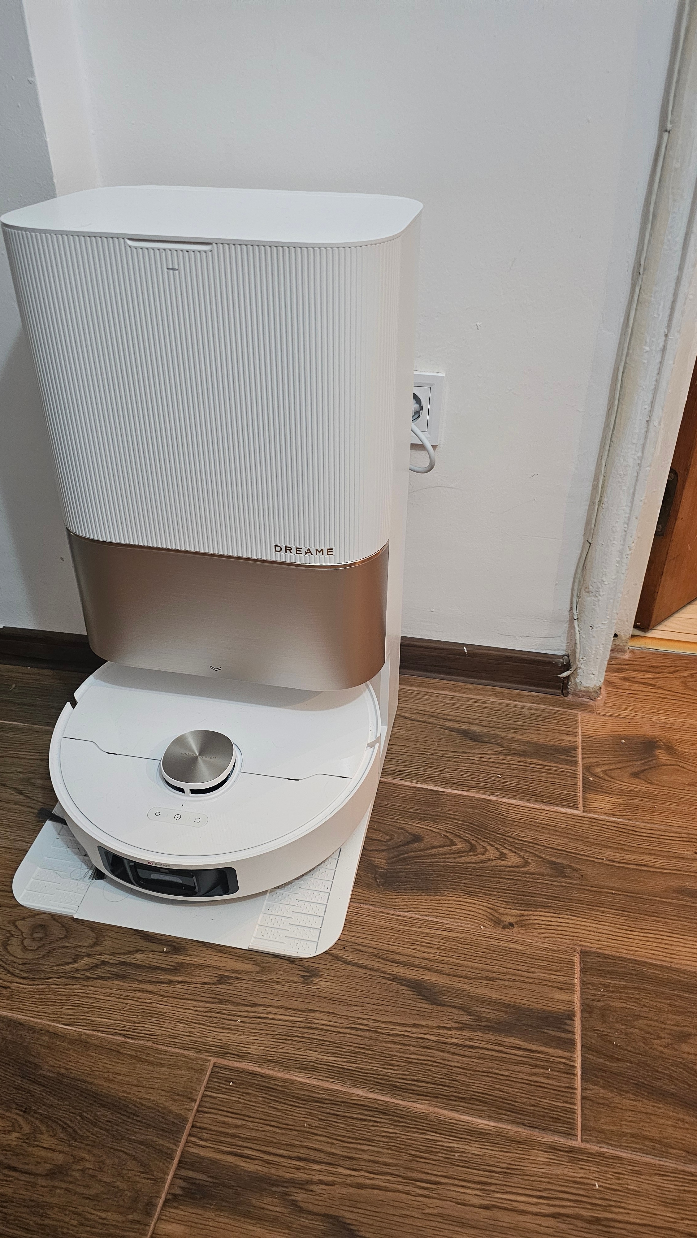 Robot de aspirare cu mop rotativ Dreame X40 Ultra RLX63CE, statie automata de golire 3.2l, 12000Pa, rezervor praf 0.3l, rezervor apa 0.08l, baterie 6400mAh, autonomie pana la 180 min, alb