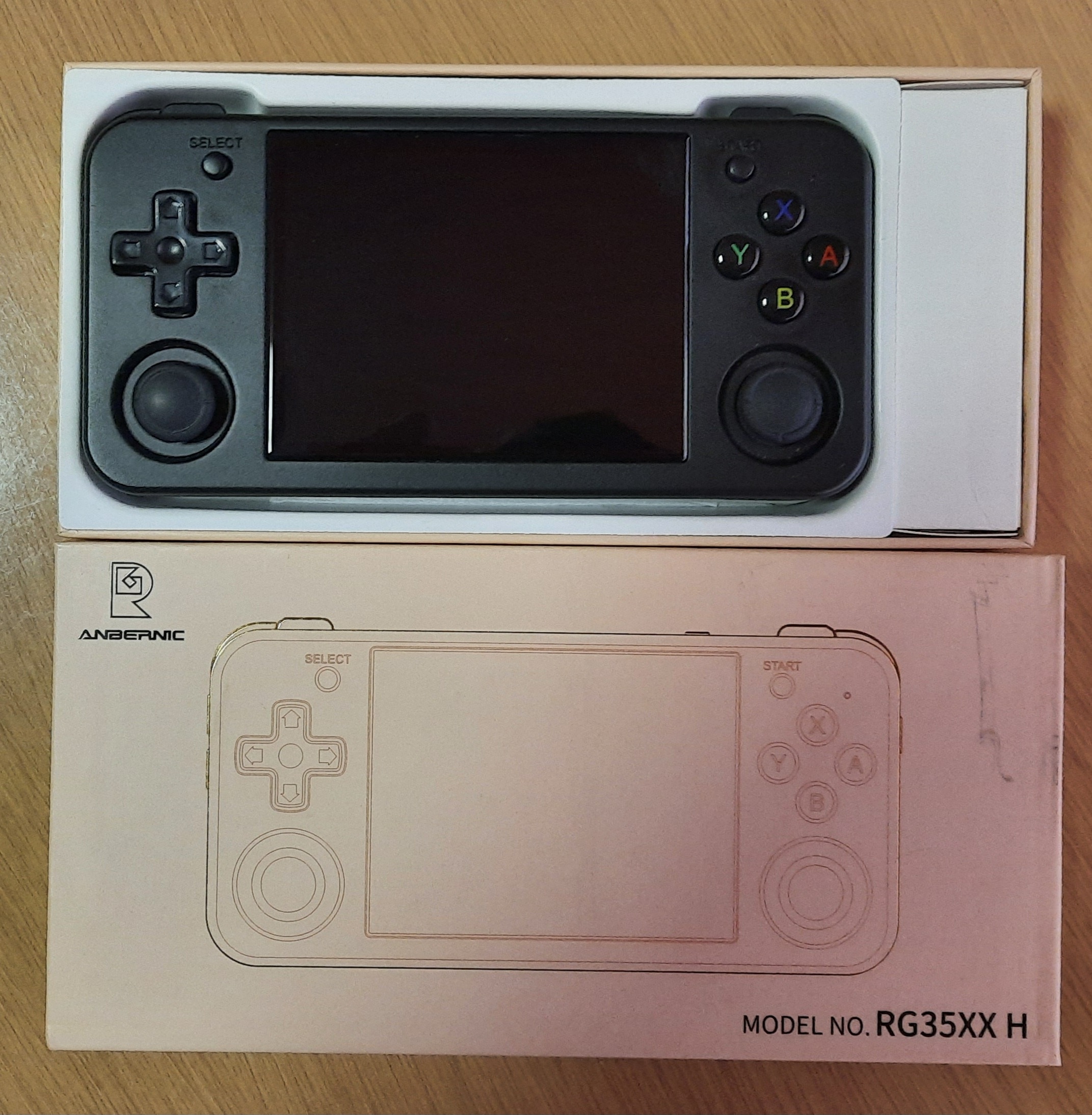 Consola portabila retro ANBERNIC RG35XX H cu jocuri, quad core Cortex-A53 1.5GHz, 1GB LPDDR4, IPS LCD 3.5" 640x480, 3300 mAh, WiFi 5, Bluetooth 4.2, alb transparent
