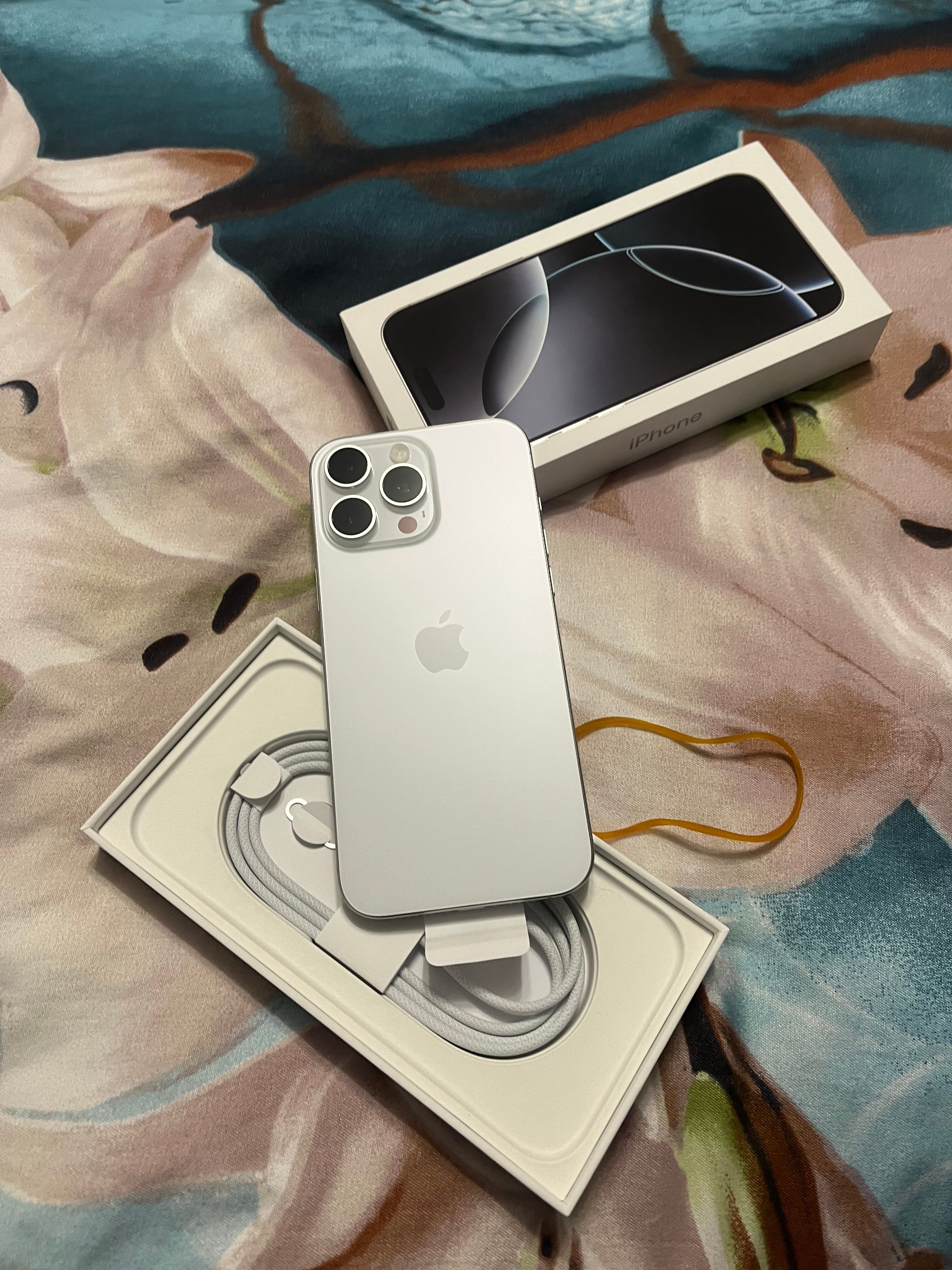 Telefon mobil Apple iPhone 16 Pro Max, 256GB, 5G, Desert Titanium