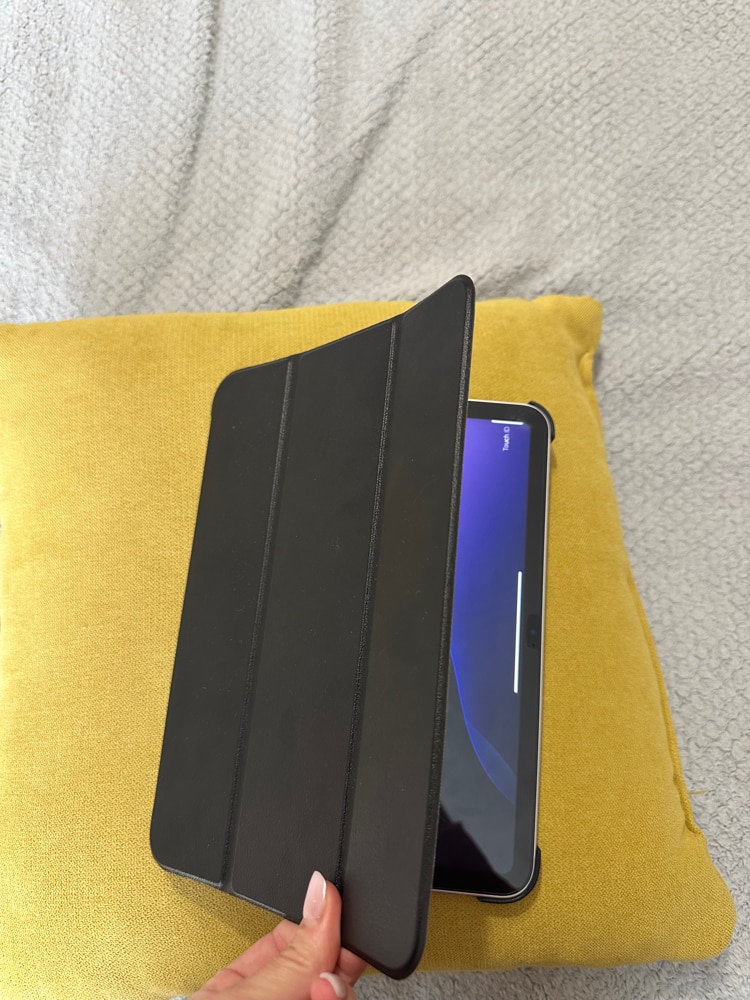 Husa de protectie pentru iPad 11″ (generatia 11, 2025 – A16) si iPad 10, 9″ (generatia 10, 2022), husa inteligenta cu suport pliabil in trei pozitii, spate ultra-subtire, culoare negru, vadrami