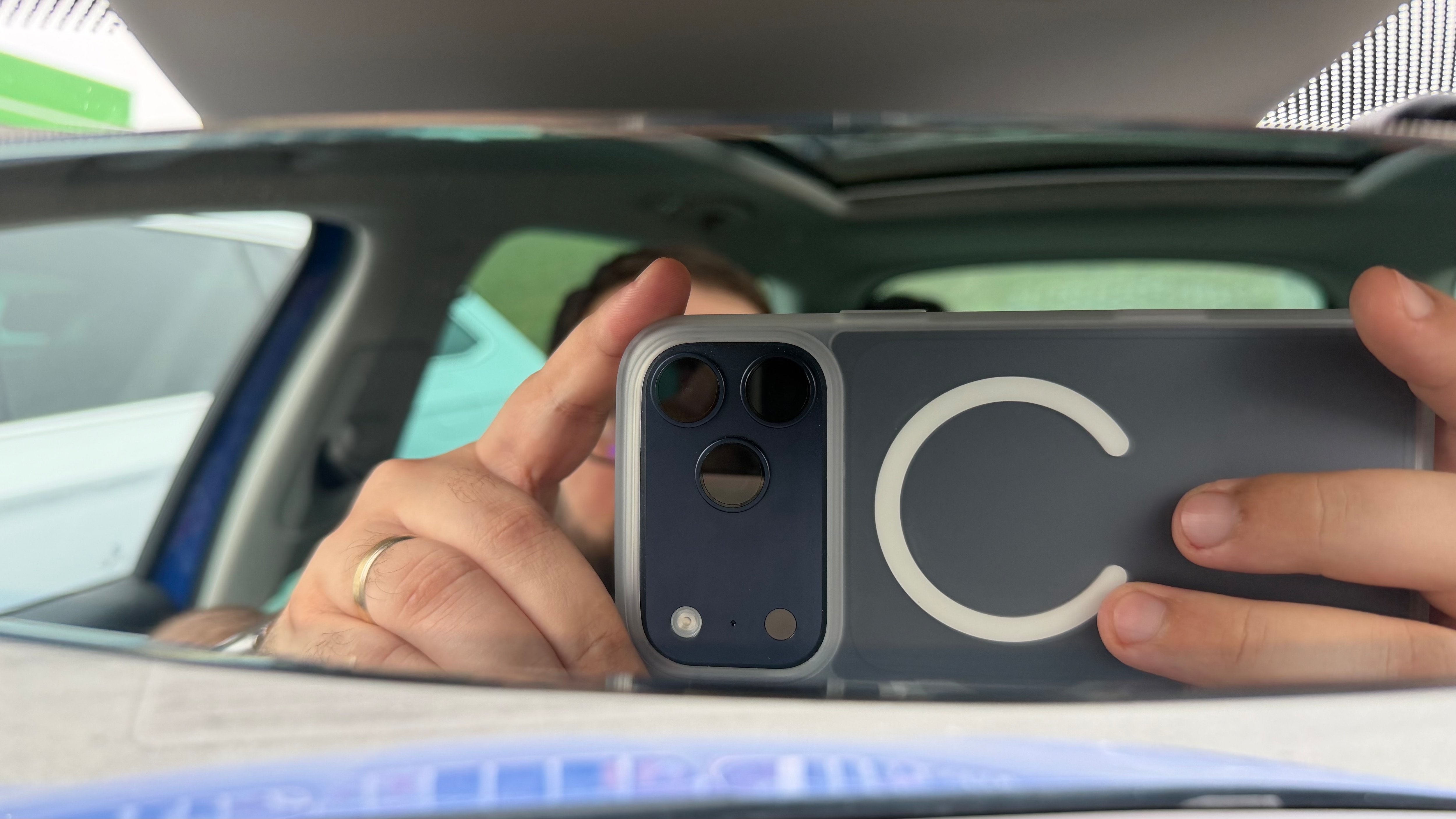 Husa de protectie pentru iPhone 17 Pro Max, Omelivon, MagSafe, Incarcare Wireless, Antisoc, Margini Ridicate pentru Protectia Ecranului si a Camerelor, Alb Transparent
