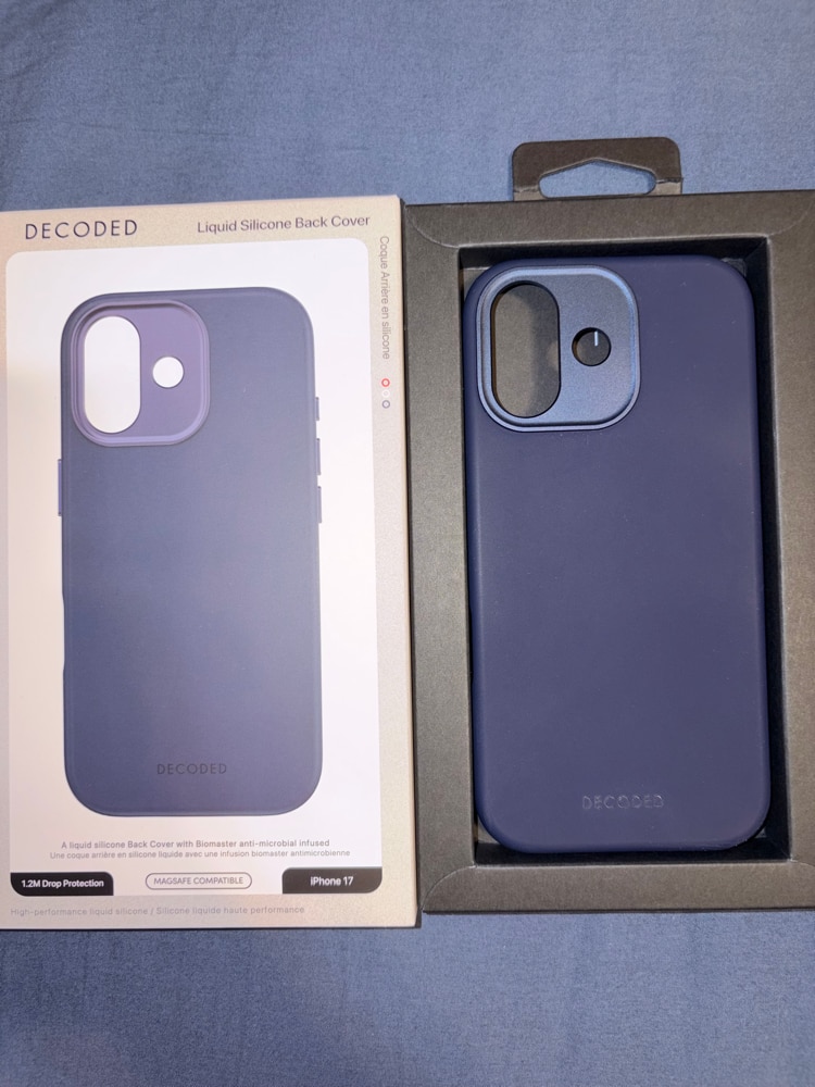 Husa din Silicon Antimicrobian DECODED pentru iPhone 17 - Phantom Black