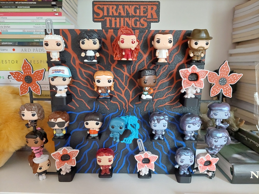 Suport Stranger Things Kinder Joy, plastic, capacitate 24 figurine Suport Stranger Things Kinder Joy, plastic, capacitate 24 figurine