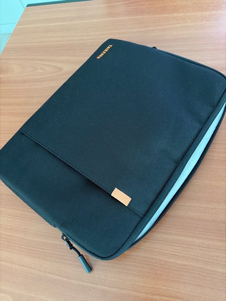 Husa de Protectie si Transport MacBook / Laptop / Tableta de 13 Inch, Dasbo®, Impermeabila, Rezistenta la socuri, Fermoar rezistent, cu Burete moale impotriva socurilor, Colturi intarite, Compatibila Universal, Gri