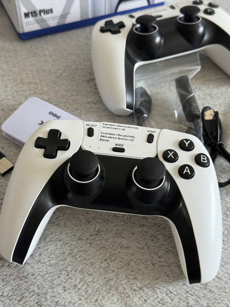 Consola jocuri tip stick, Amxcnoy, Suport 2 jucatori, Cu 2 controler wireless, Iesire HDMI de inalta definitie, USB wireless 2.4 GHz, 64G, 20000 de jocuri incorporate, Operare usoara si de transportat, Plug si Play, Pentru TV, Proiector, Monitor, Alb