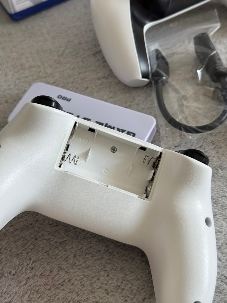 Consola jocuri tip stick, Amxcnoy, Suport 2 jucatori, Cu 2 controler wireless, Iesire HDMI de inalta definitie, USB wireless 2.4 GHz, 64G, 20000 de jocuri incorporate, Operare usoara si de transportat, Plug si Play, Pentru TV, Proiector, Monitor, Alb