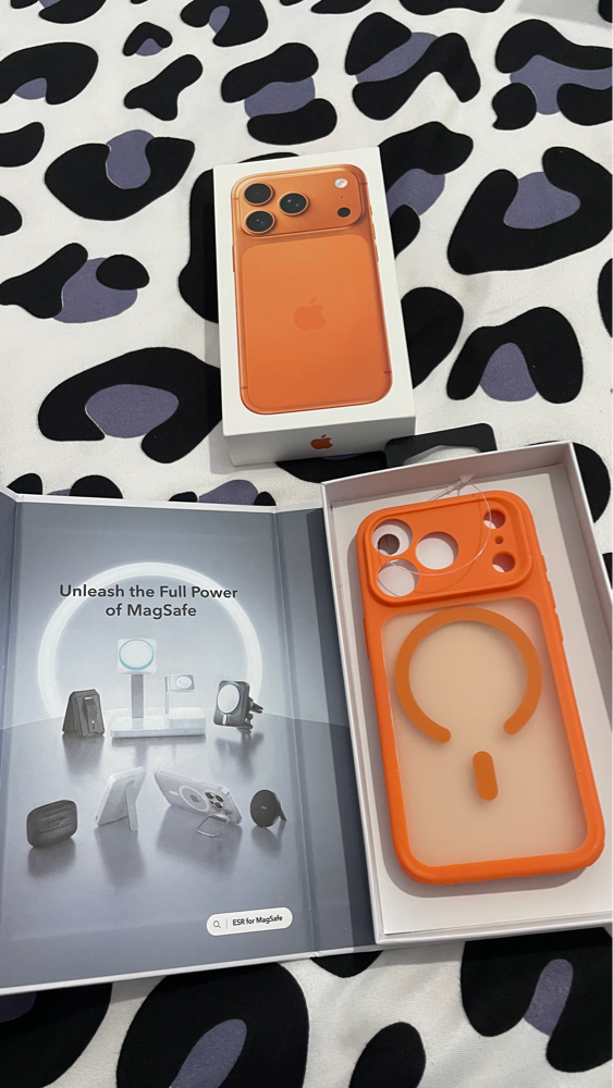 Husa ESR Classic HaloLock Compatibila Cu iPhone 17 Pro, Functie MagSafe, Protectie La Camera, Colturi Intarite, Transparent