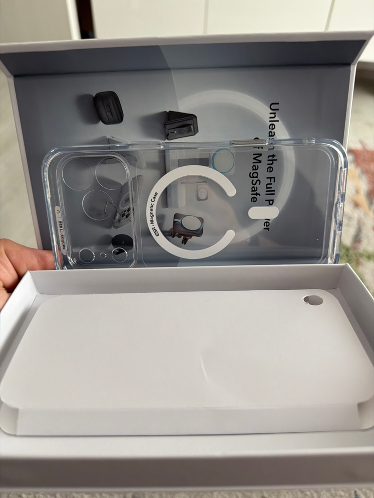 Husa ESR Classic HaloLock Compatibila Cu iPhone 17 Pro Max, Functie MagSafe, Protectie La Camera, Colturi Intarite, Clear