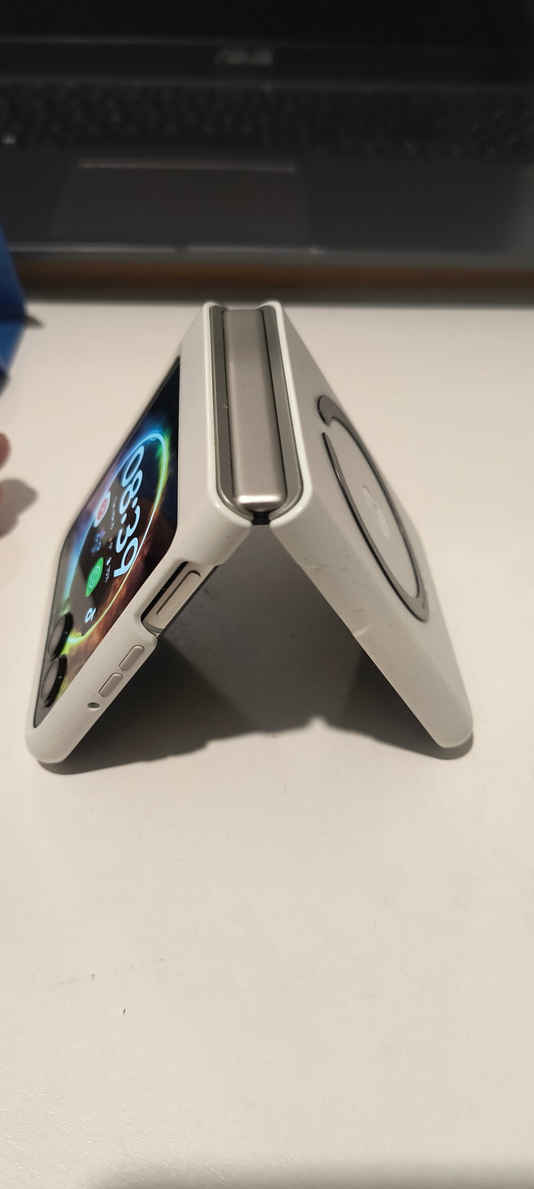 Telefon mobil Motorola razr 60, 8GB RAM, 256GB, PANTONE Lightest Sky