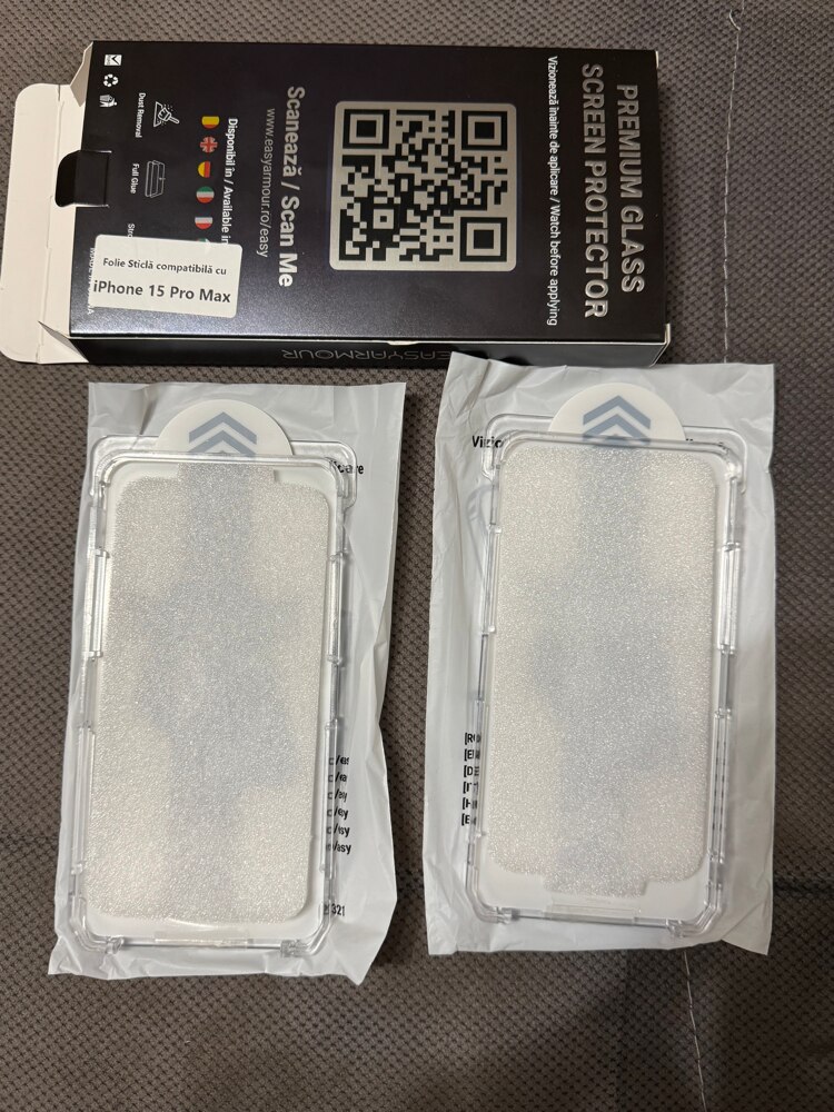 Set 2 Folii Sticla EasyArmour cu Aplicator pentru iPhone 15 Pro Max, Instalare Usoara Fara Experienta, Margini Negre 3D, Full Glue, Sticla Securizata 9H, Protectie Ecran Anti-Soc, Kit Montaj Inclus, Fara Bule