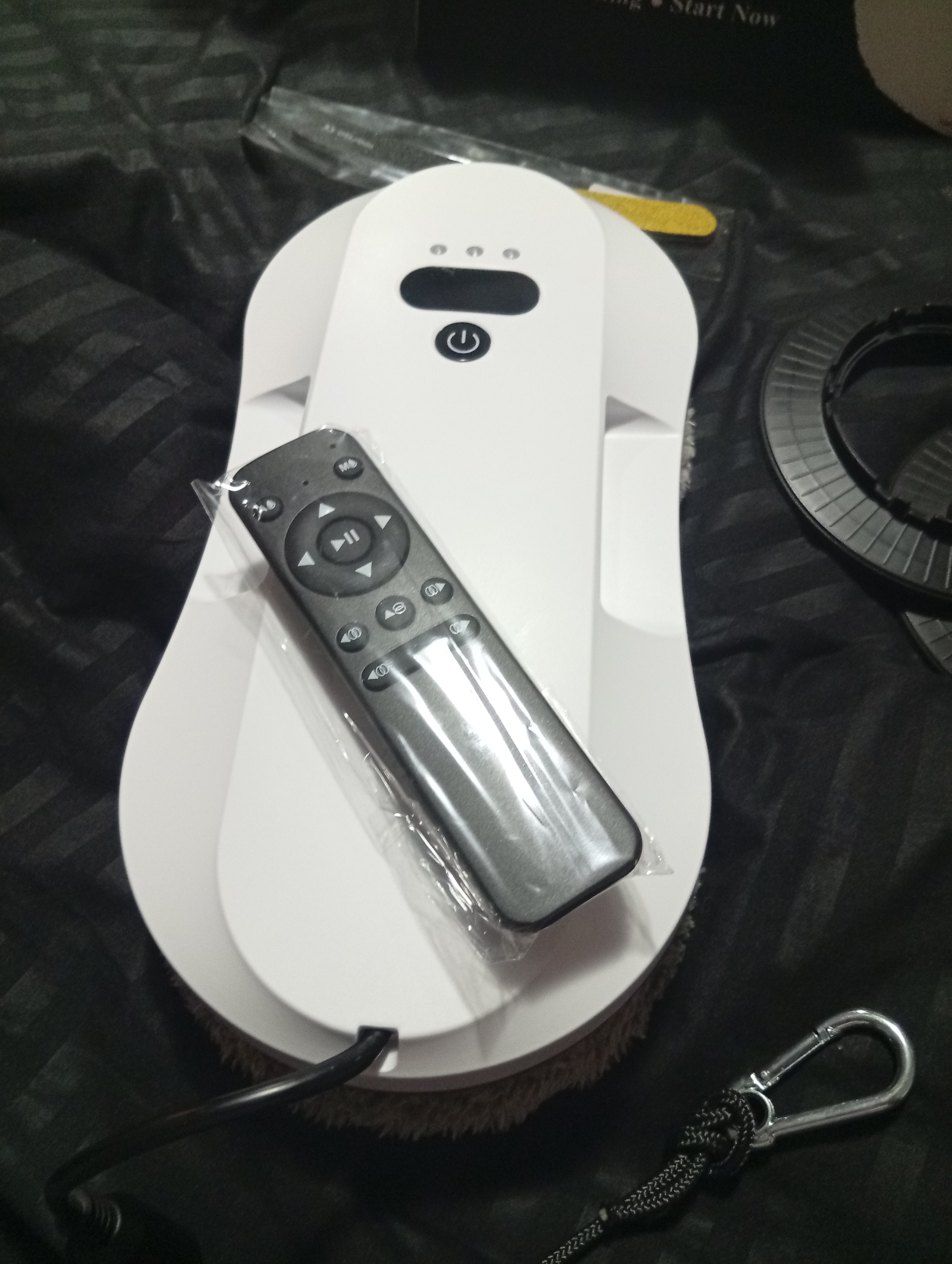 Robot Curatat Geamuri HASEPE, Aspirare Puternica 5800Pa, Pulverizare Automata 50ml, 3 Moduri Auto, Telecomanda, Lavete Microfibra, Sigur pe Geamuri Inalte, Alb