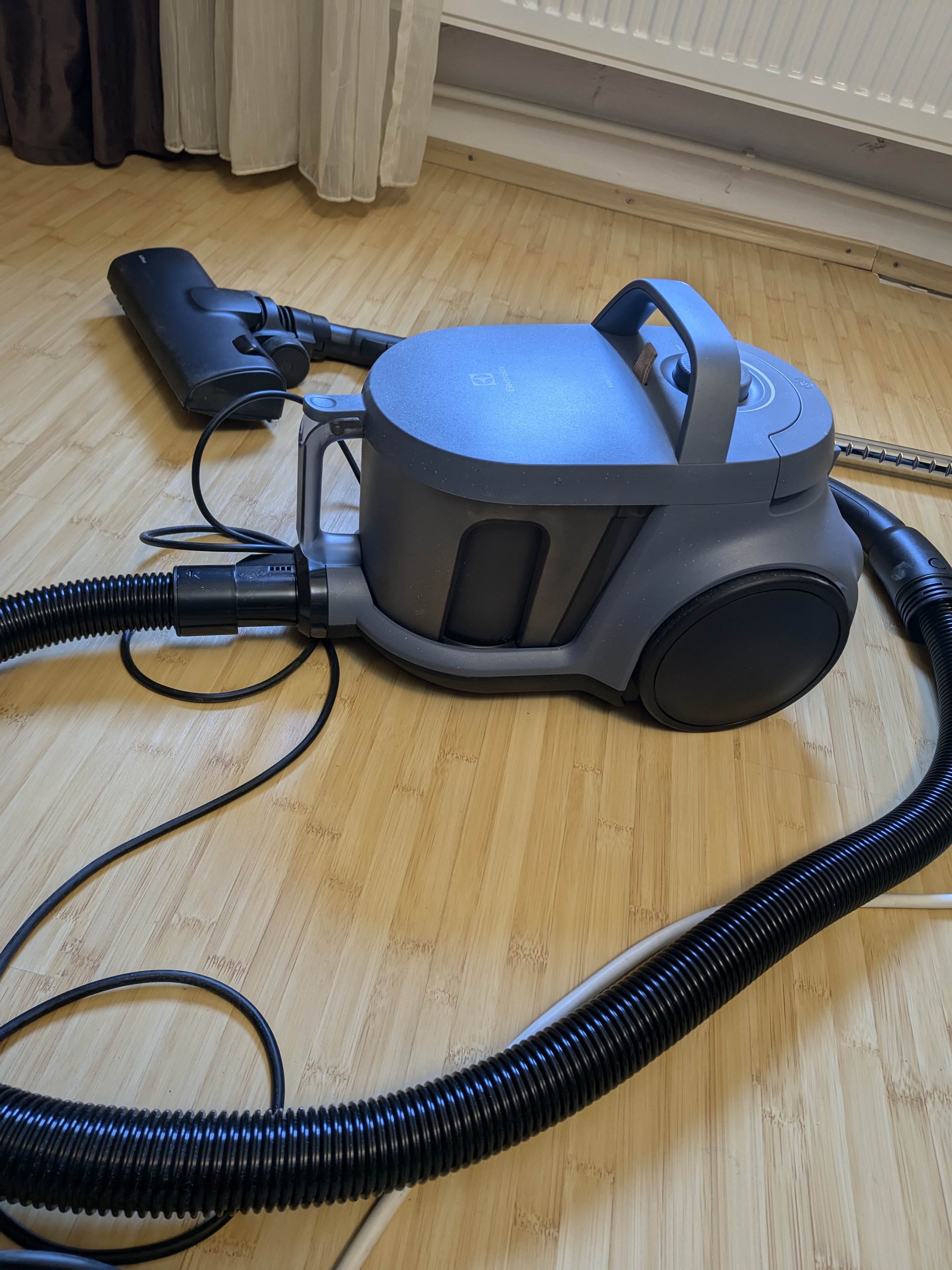 Aspirator fara sac Electrolux 500 EL51C1LDB, 850 W, recipient praf 2l, filtrare HEPA, raza de actiune 9 m, perie premium AllFloor, tub metalic telescopic cu blocare, albastru denim/negru