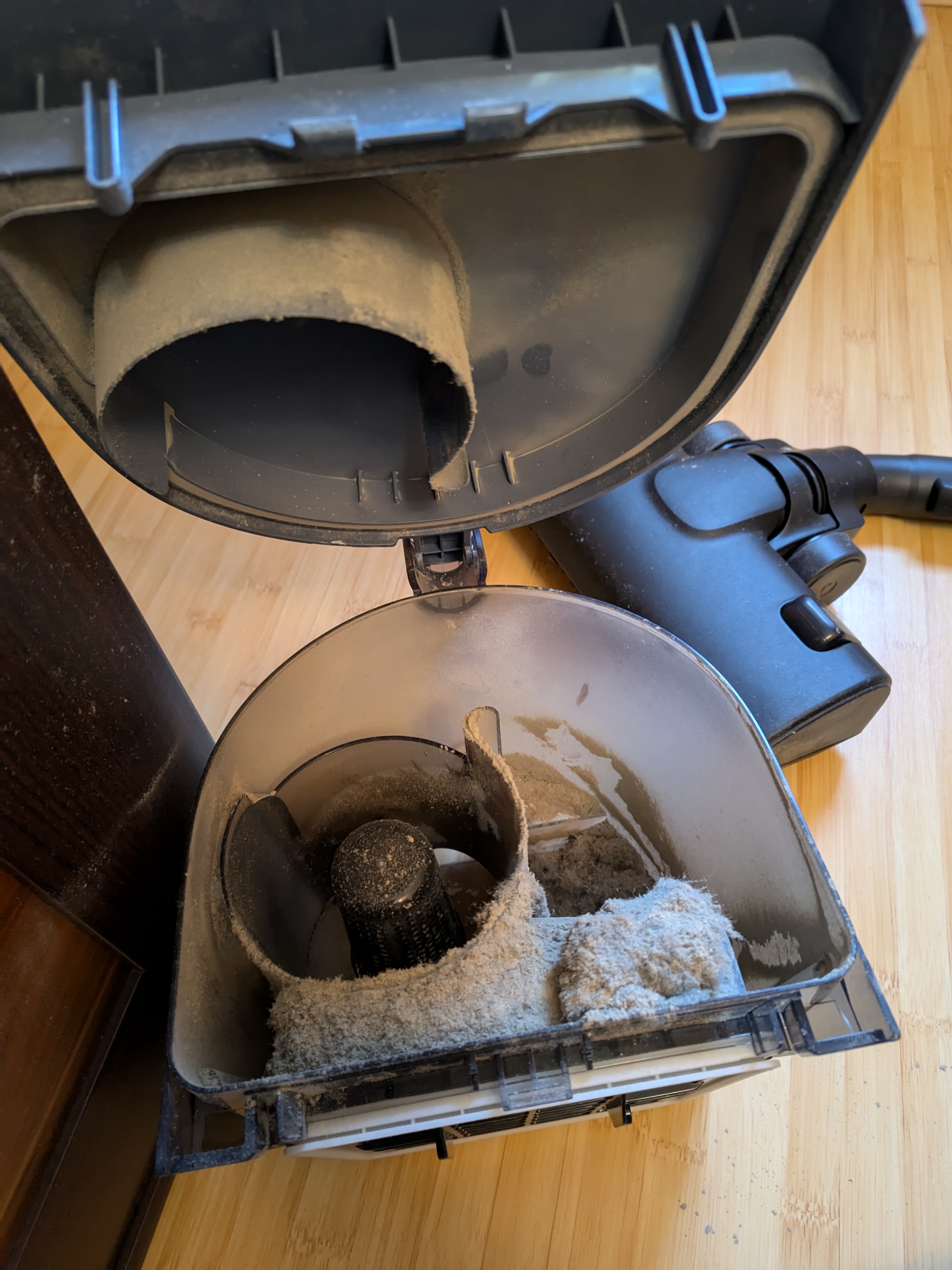 Aspirator fara sac Electrolux 500 EL51C1LDB, 850 W, recipient praf 2l, filtrare HEPA, raza de actiune 9 m, perie premium AllFloor, tub metalic telescopic cu blocare, albastru denim/negru