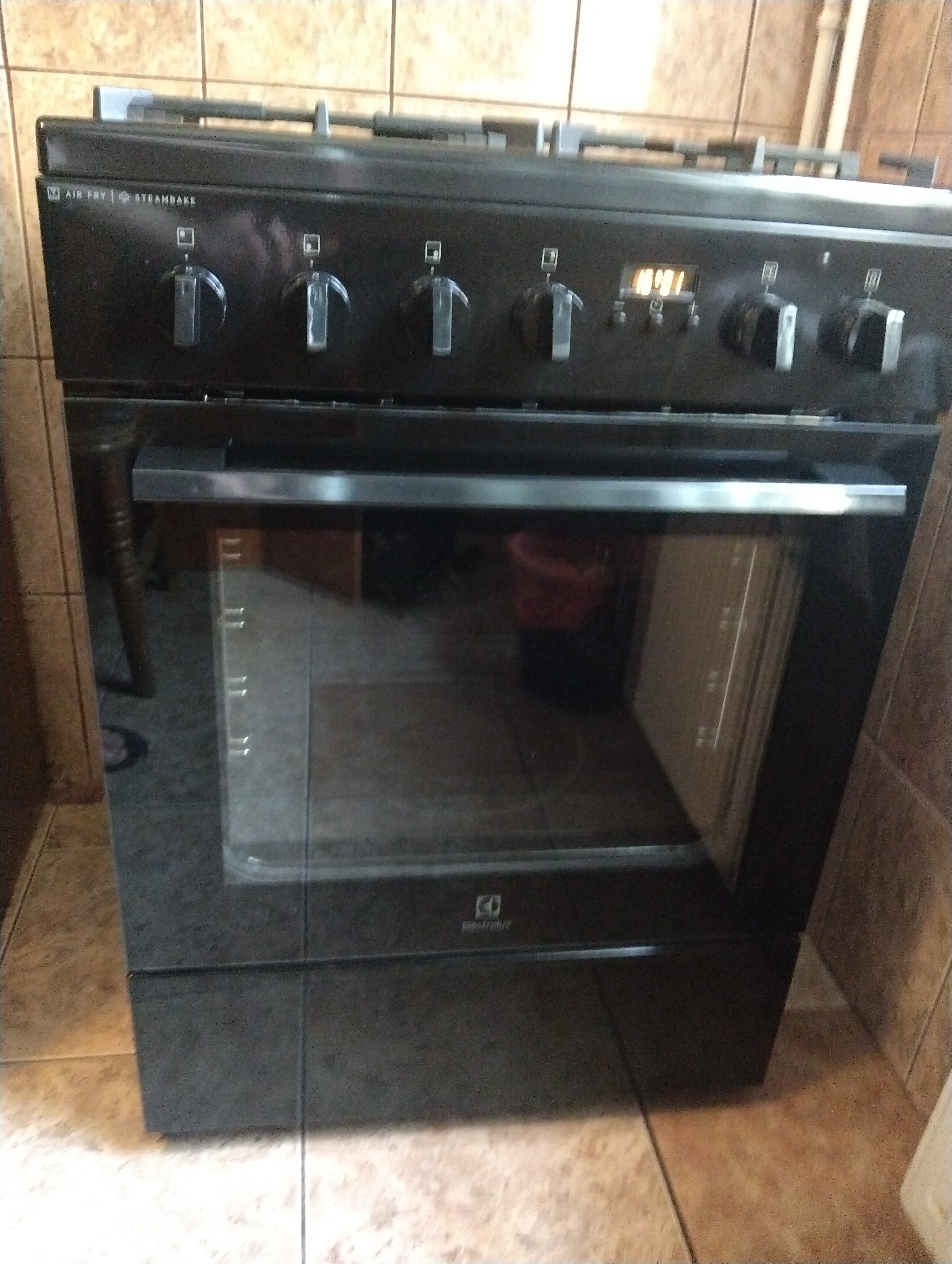 Aragaz Electrolux LKK660220W, Mixt, 4 arzatoare , Siguranta plita, Aprindere integrata, Cuptor electric, Plus Steam, AirFry, Timer, Grill electric, Clasa A, 60 cm, Alb