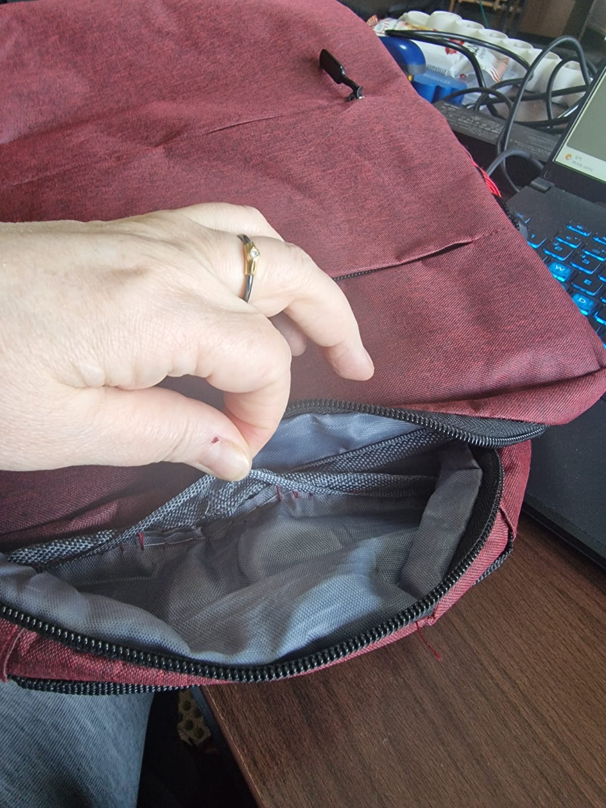 Rucsac laptop capacitate mare, design simplu, rosu, cu incarcare USB, pentru birou si calatorii