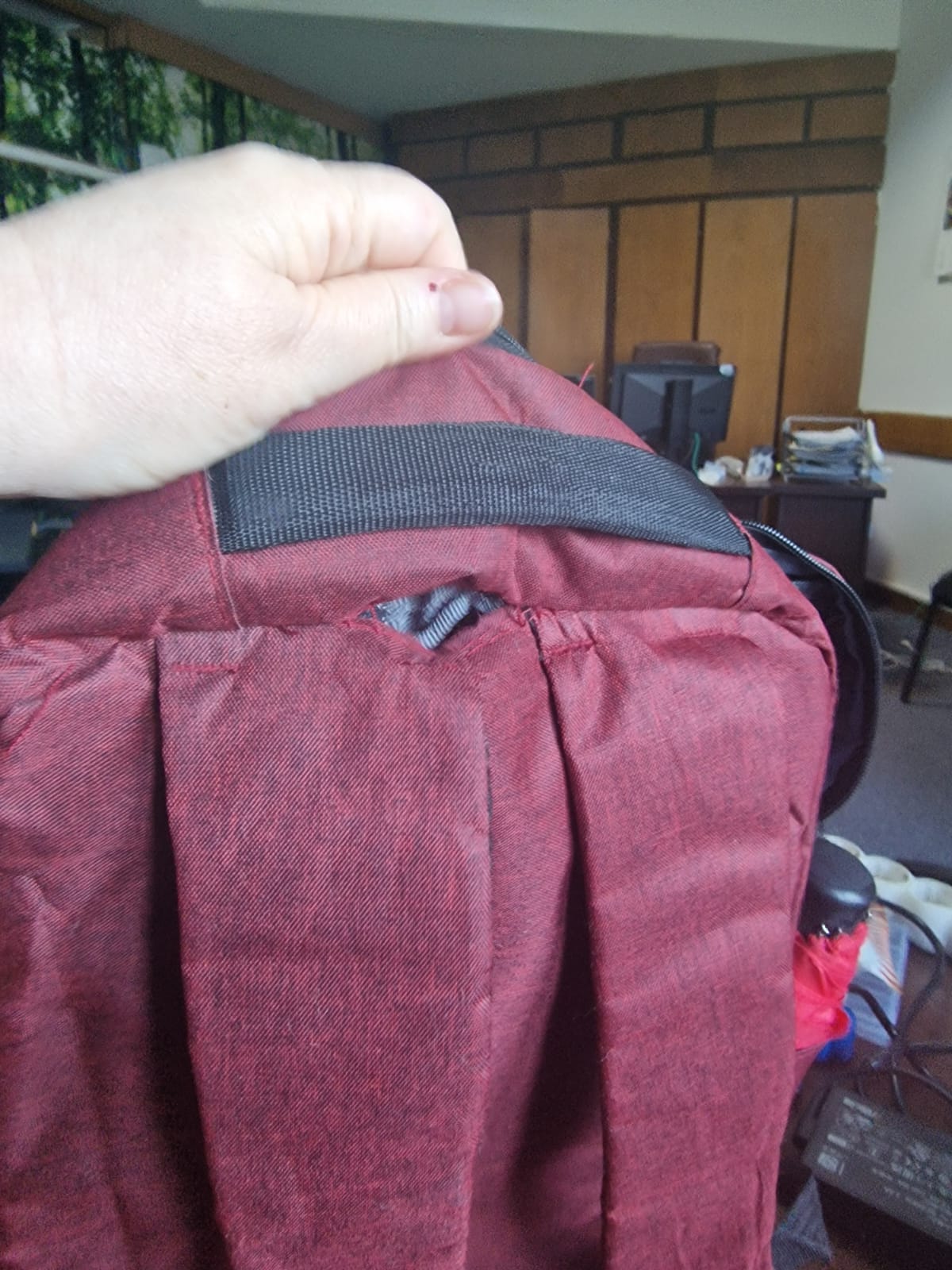 Rucsac laptop capacitate mare, design simplu, rosu, cu incarcare USB, pentru birou si calatorii