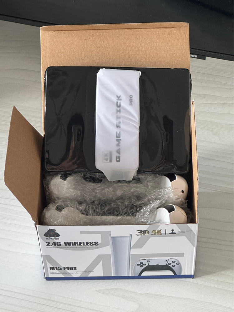 Consola jocuri tip stick, Amxcnoy, Suport 2 jucatori, Cu 2 controler wireless, Iesire HDMI de inalta definitie, USB wireless 2.4 GHz, 64G, 20000 de jocuri incorporate, Operare usoara si de transportat, Plug si Play, Pentru TV, Proiector, Monitor, Alb