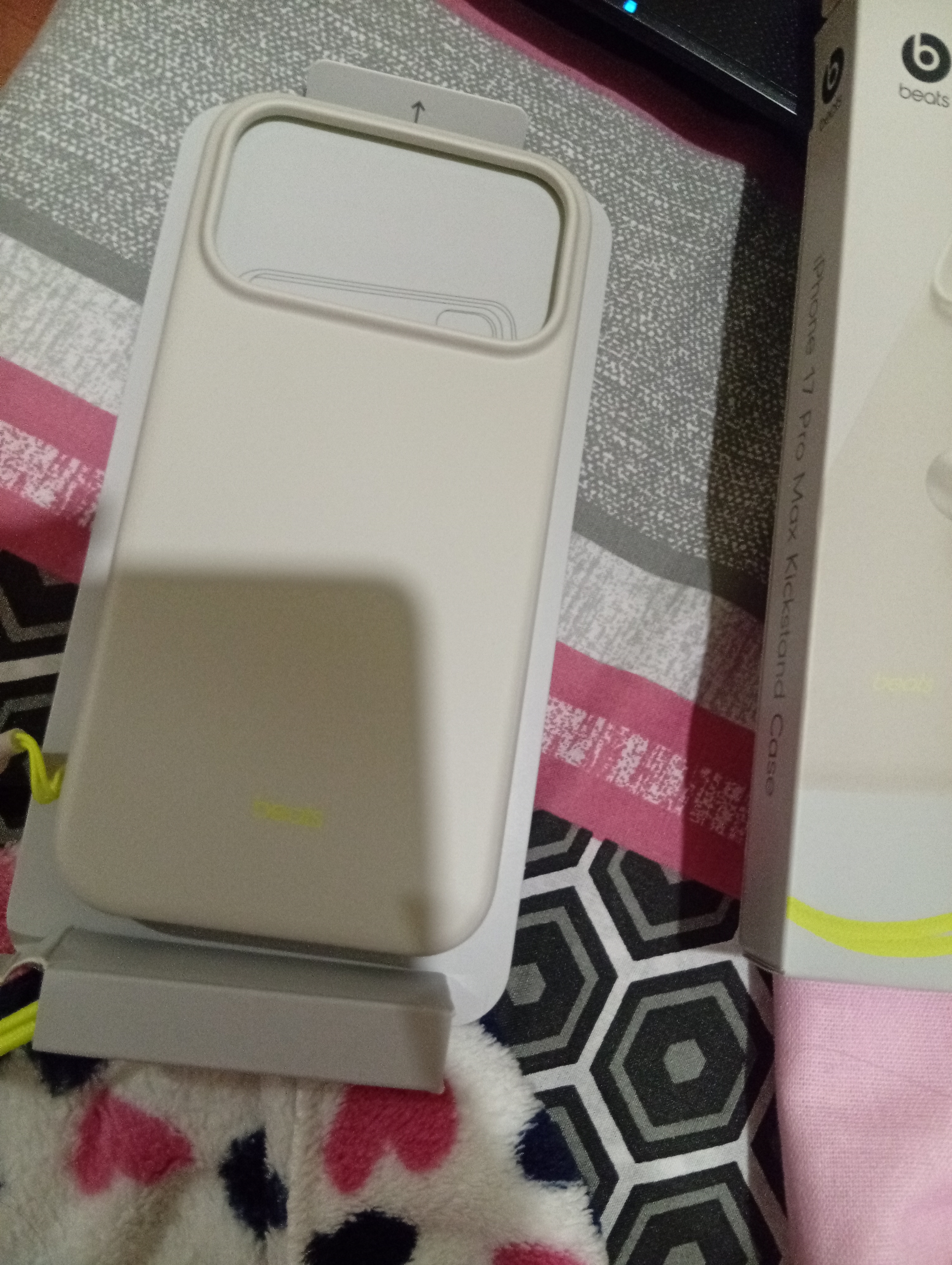 Husa de protectie Beats pentru iPhone 17 Pro Max, Kickstand Case cu MagSafe and Camera Control - Lime Stone