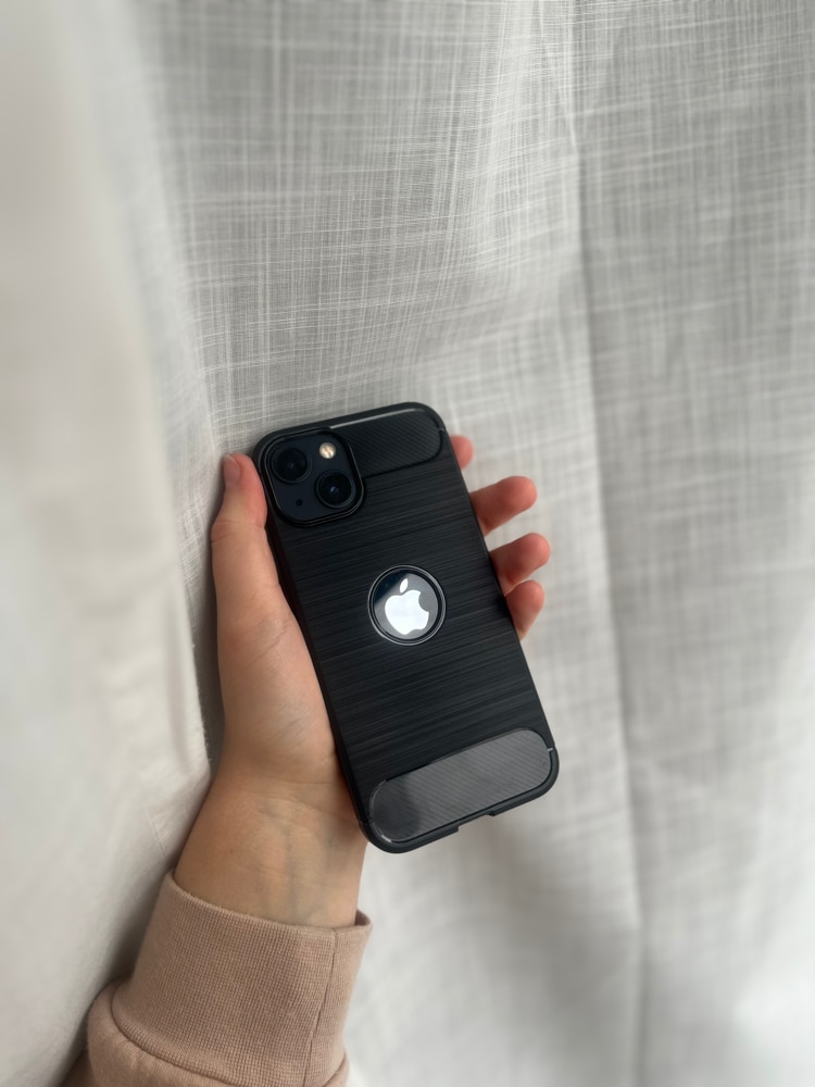 Husa protectie Mat-Tech compatibila cu iPhone 13, Protectie camera, Colturi anti-drop, Decupaje Precise, Rezistenta la impact, Margini ridicate pentru protectia ecranului, Transparenta