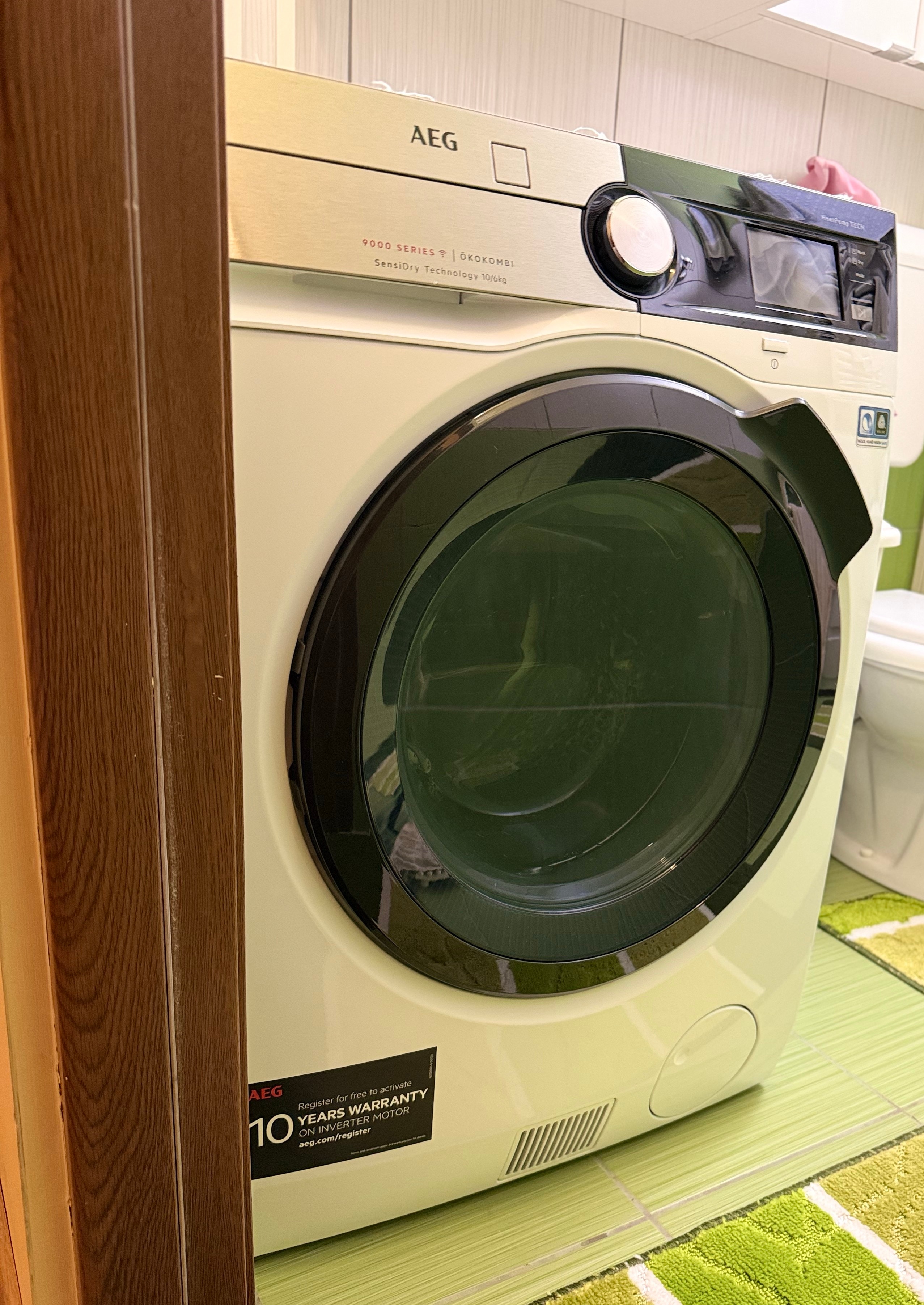 Masina de spalat rufe cu uscator AEG L9WBAN61BC, Spalare 10 kg, Uscare 6 kg, 1550 rpm, Clasa A, Pompa de Caldura, WiFi, SensiDry, ProSense, Motor Inverter cu Magnet Permanent, Panou Inox antiamprenta, Alb