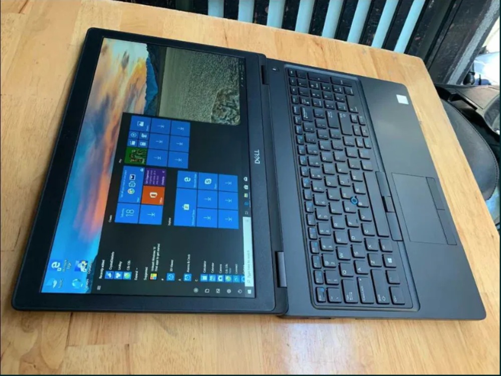 Laptop Dell Latitude 5590 cu procesor Intel® Core™ i7-8650U pana