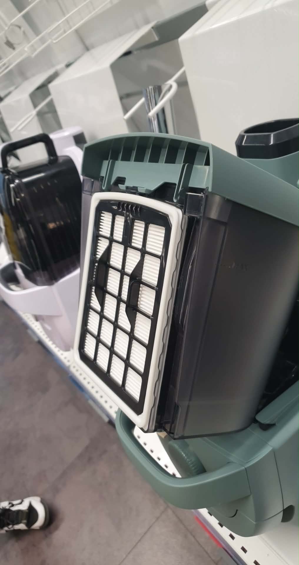 Aspirator fara sac Electrolux 500 EL51C1LDB, 850 W, recipient praf 2l, filtrare HEPA, raza de actiune 9 m, perie premium AllFloor, tub metalic telescopic cu blocare, albastru denim/negru