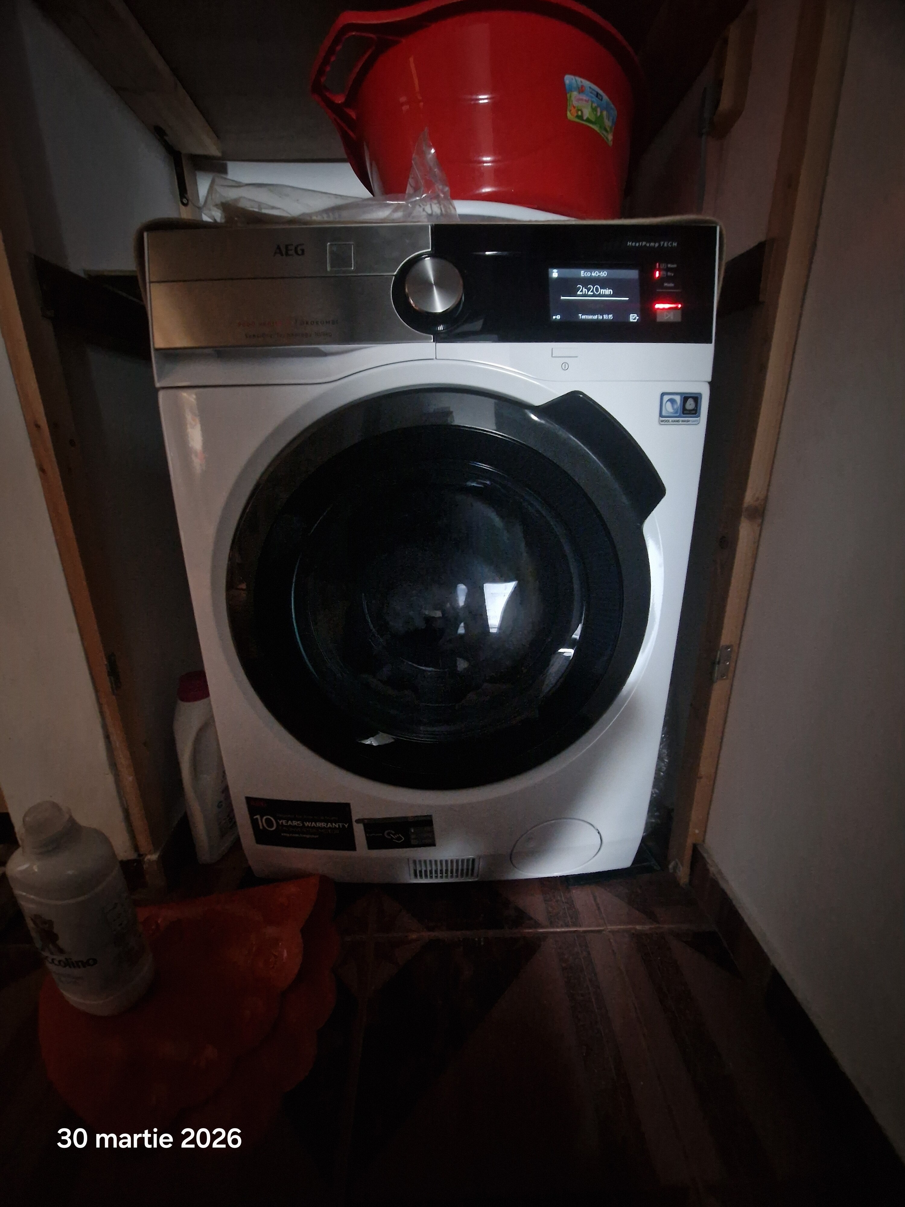 Masina de spalat rufe cu uscator AEG L9WBAN61BC, Spalare 10 kg, Uscare 6 kg, 1550 rpm, Clasa A, Pompa de Caldura, WiFi, SensiDry, ProSense, Motor Inverter cu Magnet Permanent, Panou Inox antiamprenta, Alb