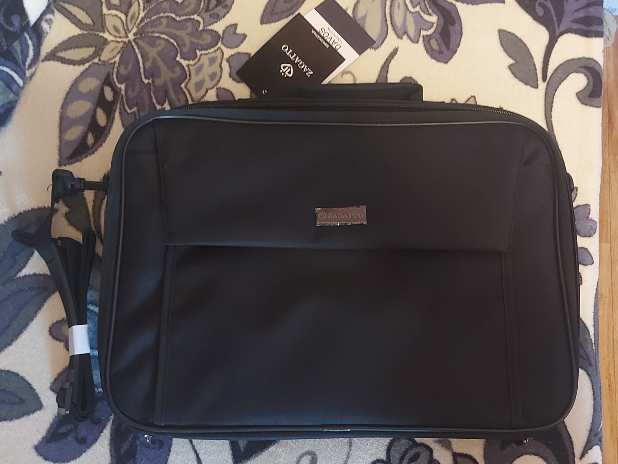 Geanta laptop dama, barbati, Zagatto®, Compatibila 15.6 inch, Dimensiune 40x31x7 cm, Negru cu rosu, Atasabila la troler, Impermeabila, Curea de umar reglabila si detasabila, Protectie antisoc, Buzunar frontal cu fermoar, Eleganta, Casual, ZG936