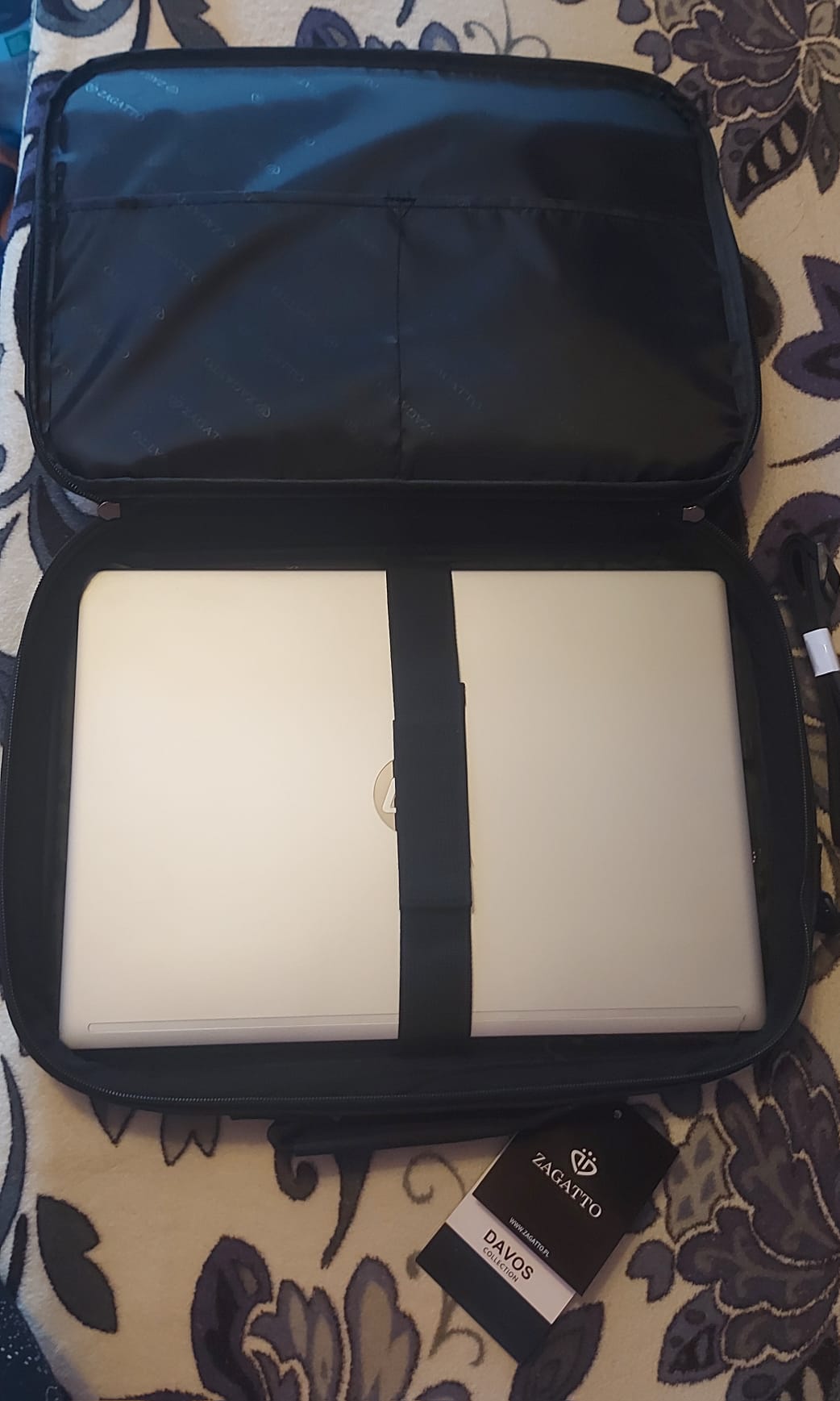 Geanta laptop dama, barbati, Zagatto®, Compatibila 15.6 inch, Dimensiune 40x31x7 cm, Negru cu rosu, Atasabila la troler, Impermeabila, Curea de umar reglabila si detasabila, Protectie antisoc, Buzunar frontal cu fermoar, Eleganta, Casual, ZG936
