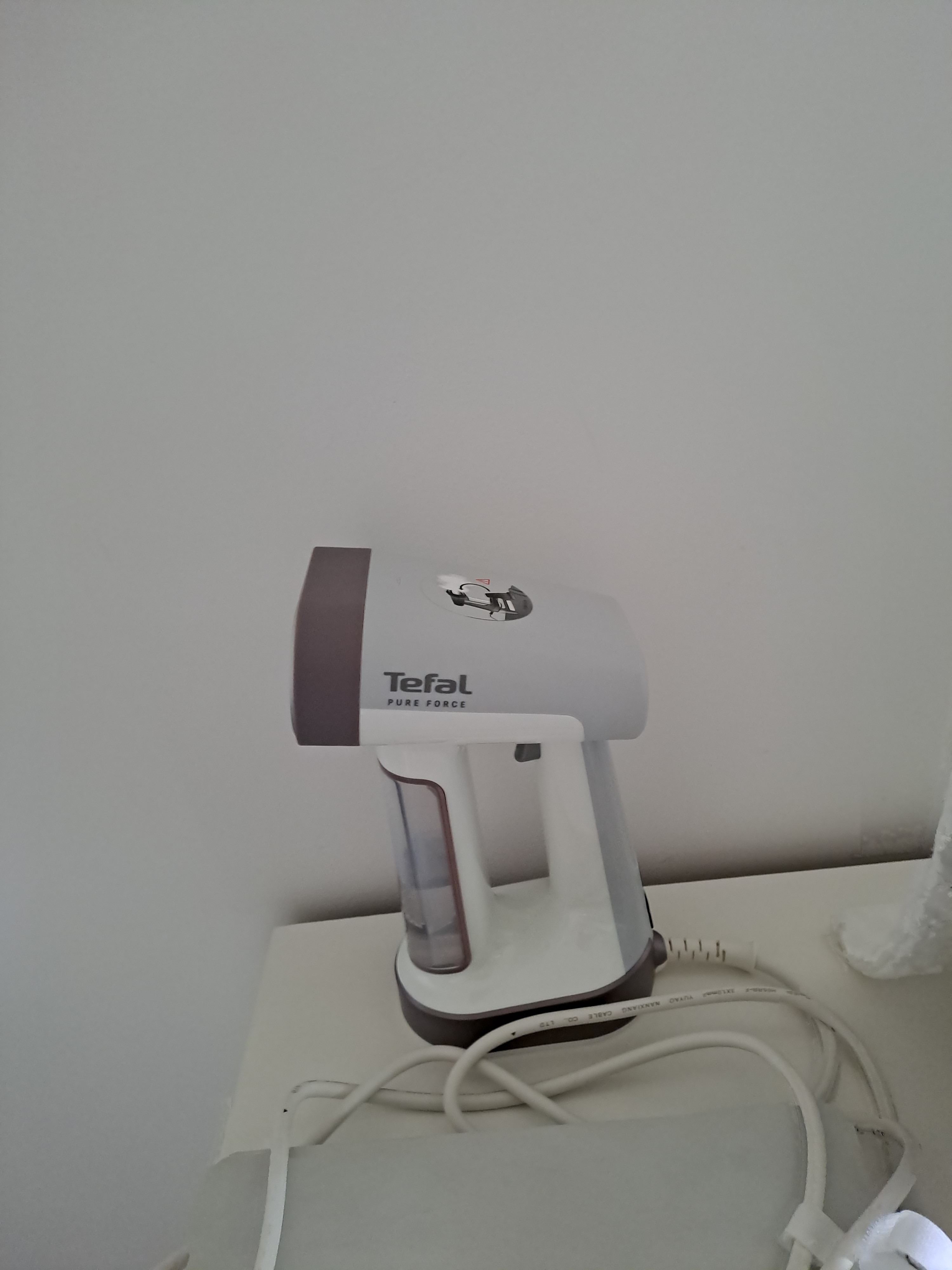 Aparat de calcat vertical cu abur 2 in 1 Tefal Pure Force DT8720E0, 1800W, jet de abur 90 g/min, variabil 0 - 35 g/min, rezervor apa 180 ml, 4 trepte abur, functie Boost, oprire automata, autonomie rezervor apa 12 min, incalzire rapida in 25 s, alb & gri