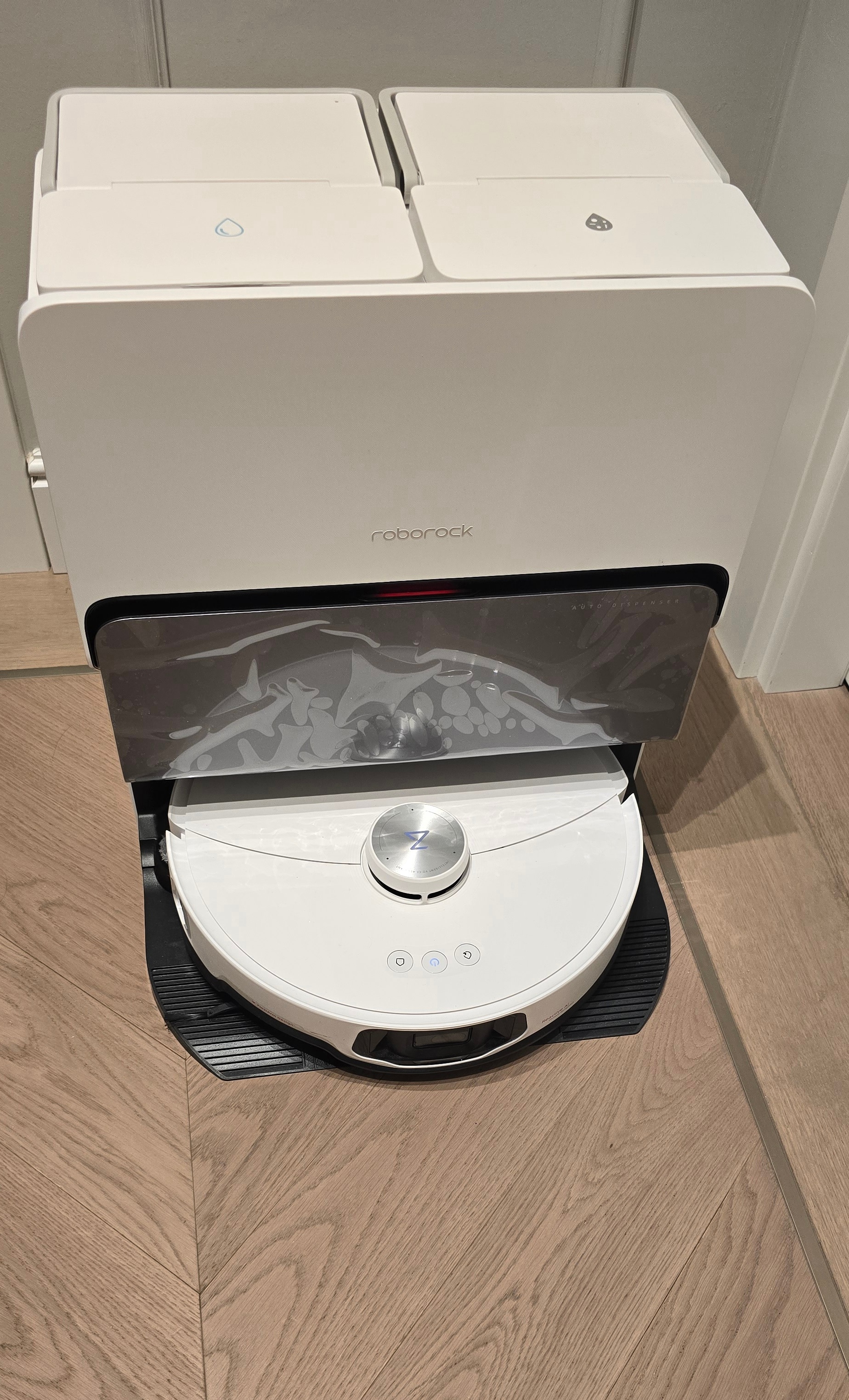 Robot de Aspirare Roborock S8 MaxV Ultra S8MVU02-00, aspirator si mop, mapare 3D, 5200 mAh, 10.000Pa, recipient praf 270 ml, recipient apa 100 ml, 60 W, 180 min autonomie,alb