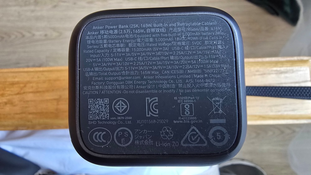 Acumulator extern Anker 25000 mAh 165W cablu USB-C retractabil