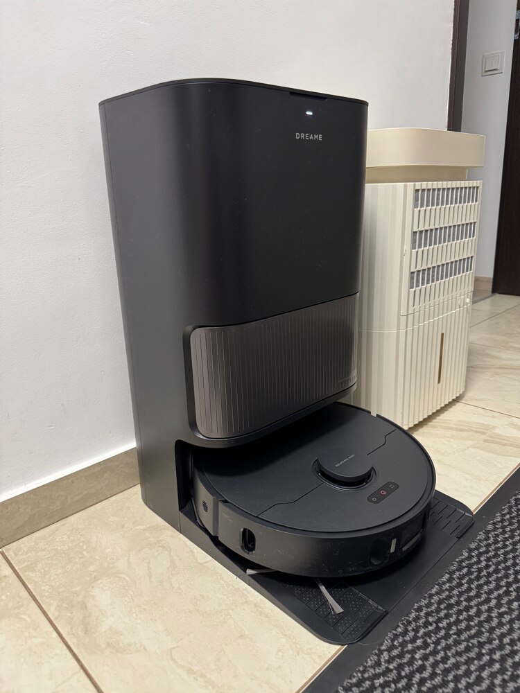 Aspirator robot si mop L40 Ultra AE RLL77SE-BK, statie automata de golire praf 3.2l, autocuratare mop cu apa de pana la 75˚C, putere aspirare 19000 Pa, functie ridicare mop, trecerea pragurilor de pana la 22mm, baterie 5200mAh, negru