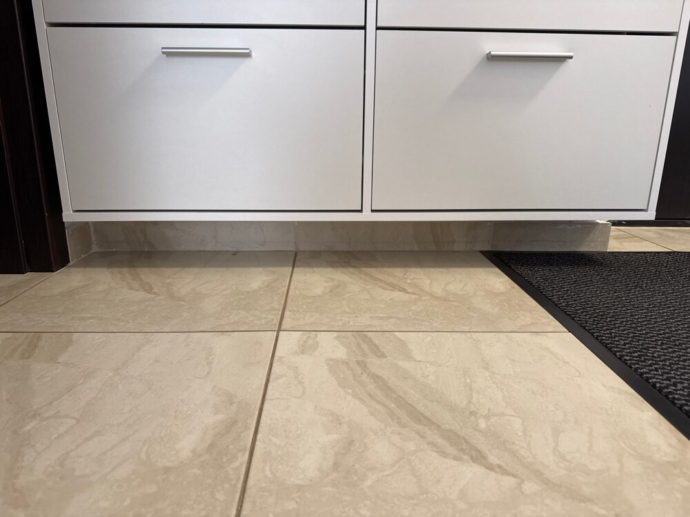 Aspirator robot si mop L40 Ultra AE RLL77SE-BK, statie automata de golire praf 3.2l, autocuratare mop cu apa de pana la 75˚C, putere aspirare 19000 Pa, functie ridicare mop, trecerea pragurilor de pana la 22mm, baterie 5200mAh, negru